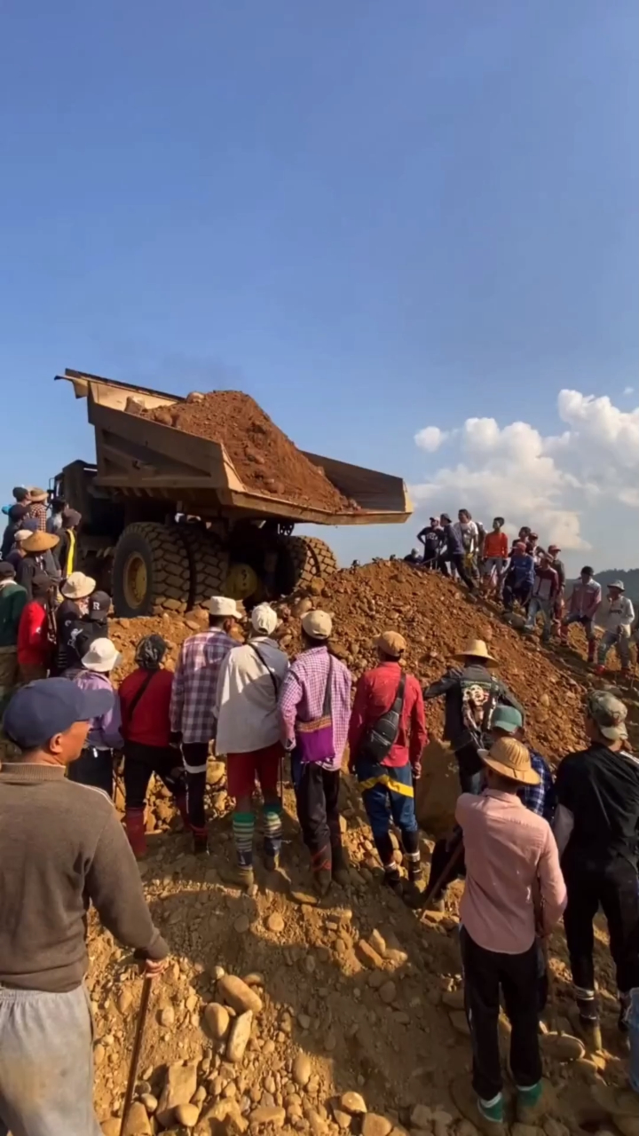 缅甸矿区村民们在拾捡矿渣一经发现翡翠原石就会引起哄抢