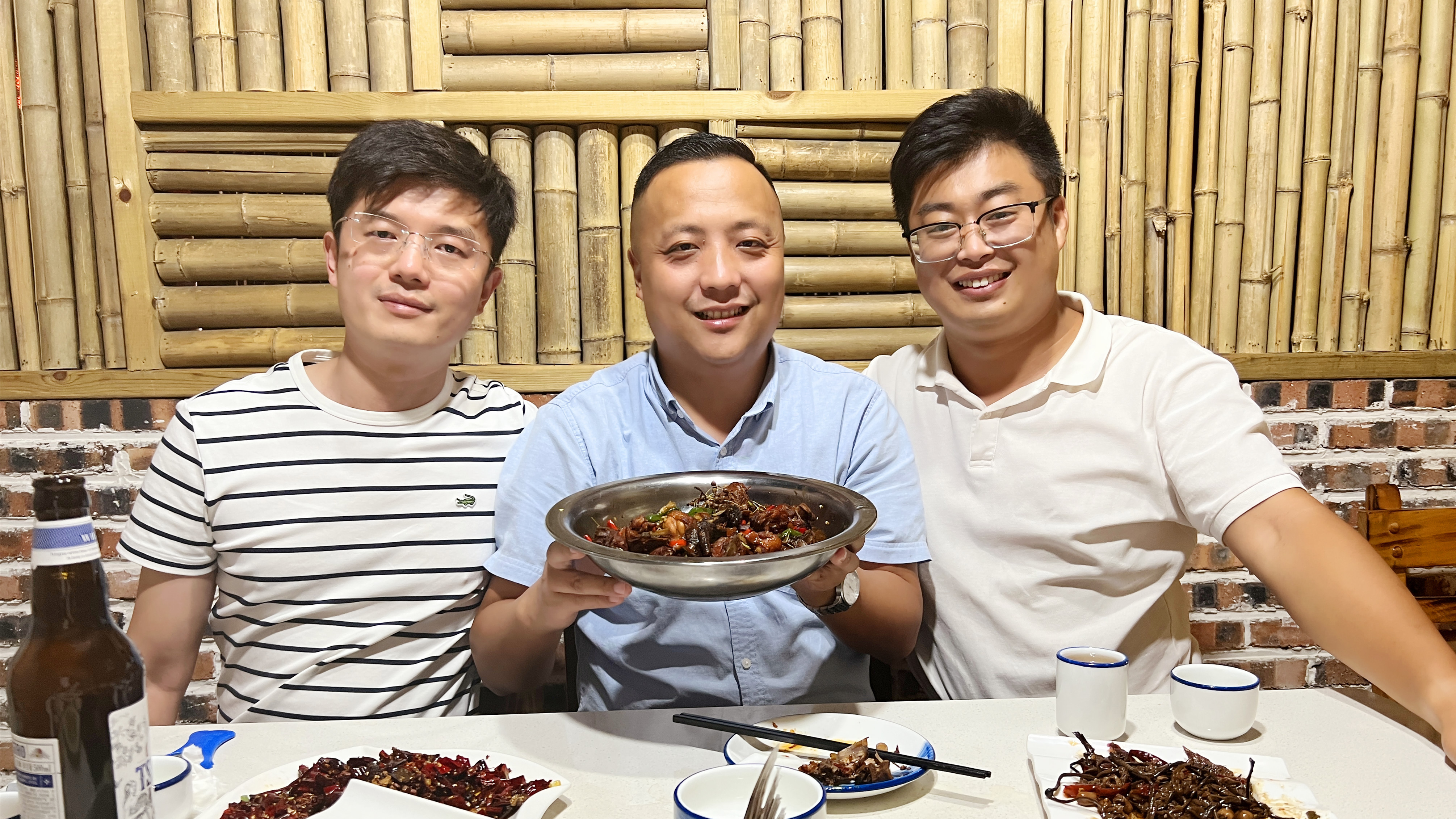 朋友邀请去饭店,吃地锅小公鸡香辣鱼,炒红椒牛肉喝原浆,解馋了