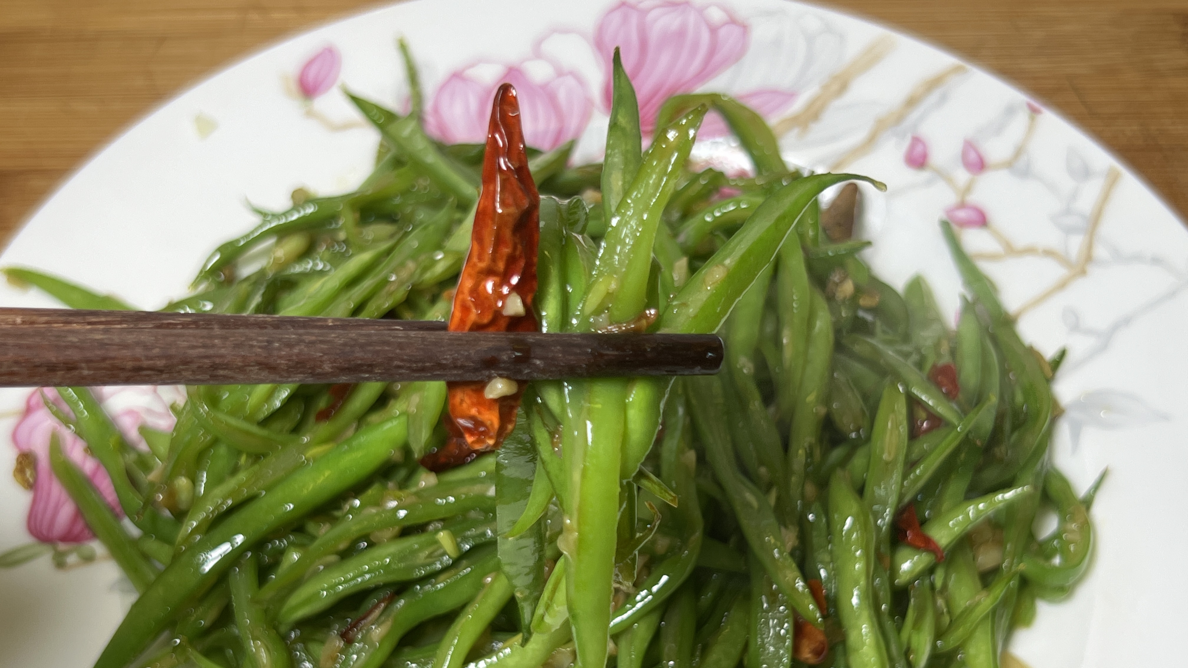 一把扁豆角，切成细丝不用焯水直接炒，清淡爽口开胃，好吃又下饭