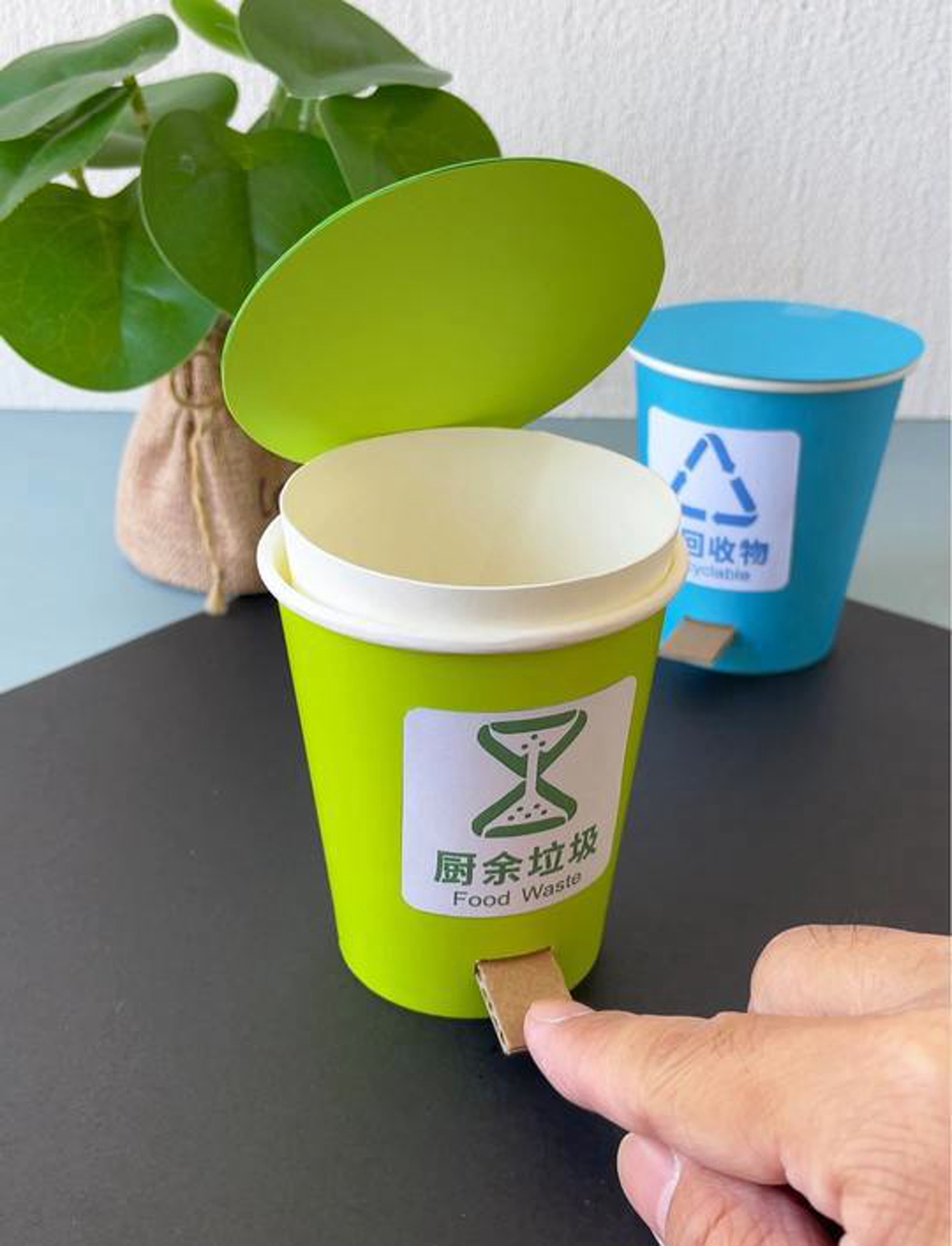 俩纸杯变废为宝,diy环保小垃圾桶