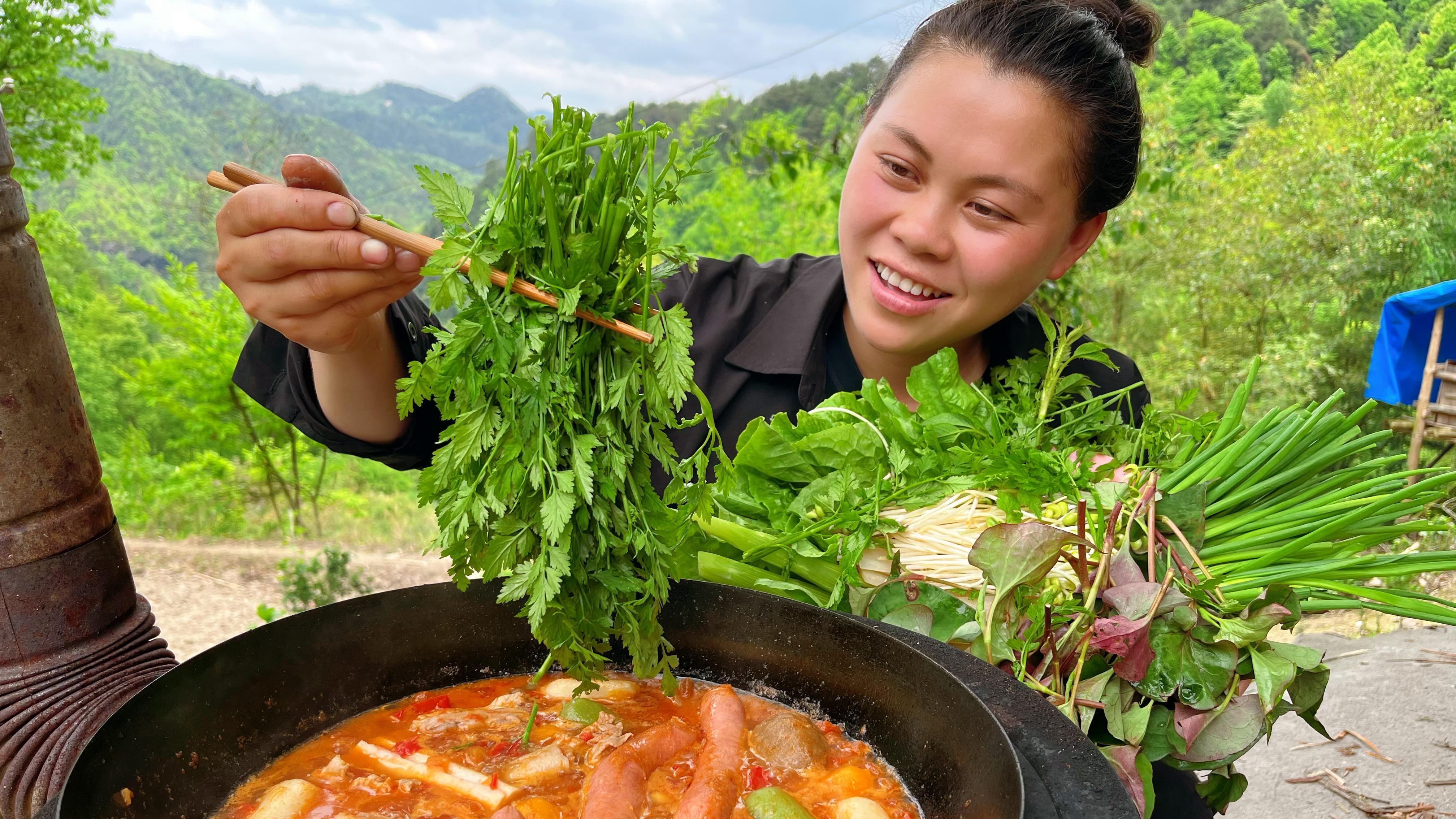 今天掐了些野菜，用番茄做个酸汤火锅，配上肉和丸子把野菜当饭吃