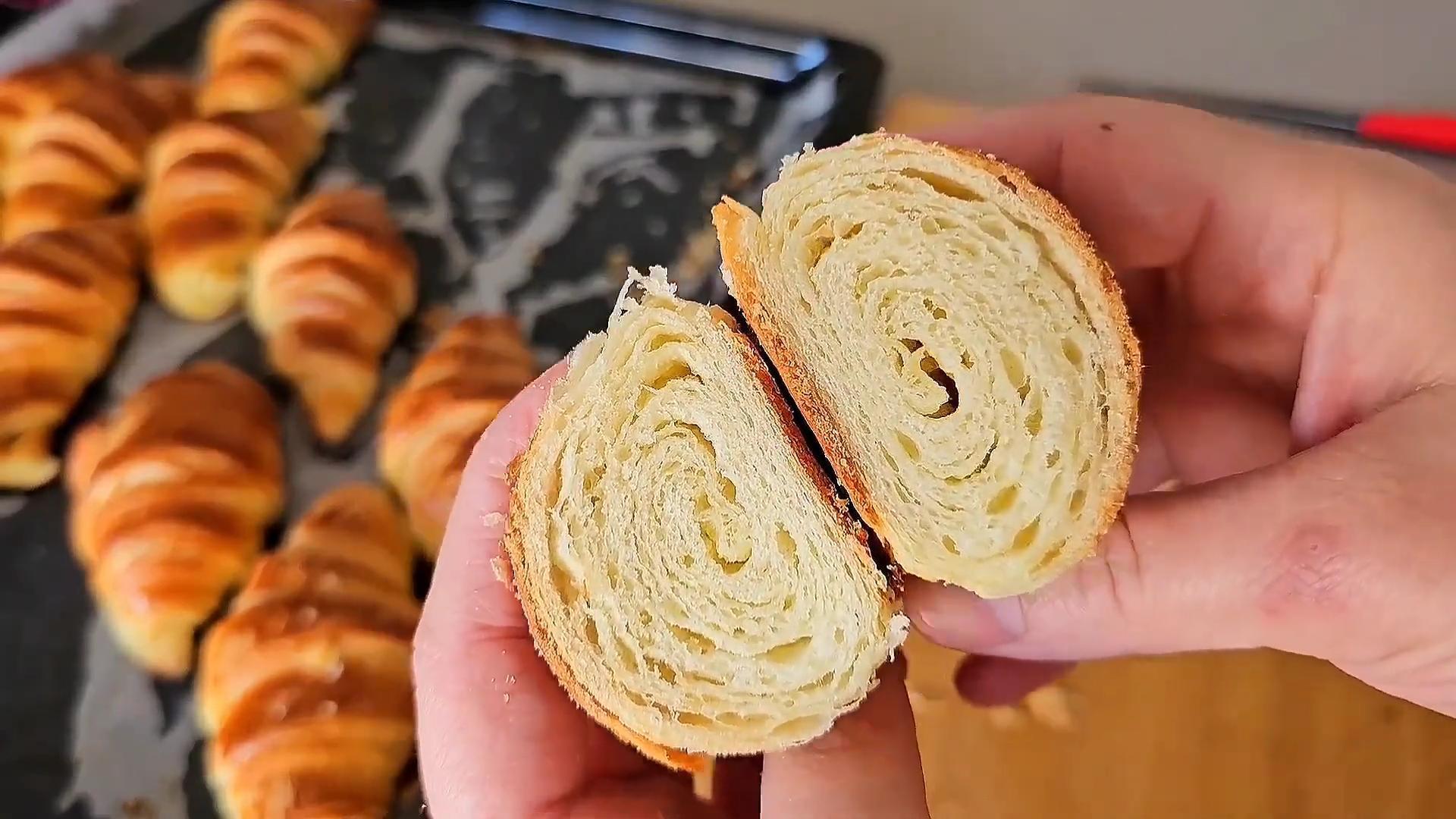 我再也不用买面包了!这样做的牛角面包真的是和面包店一样好吃