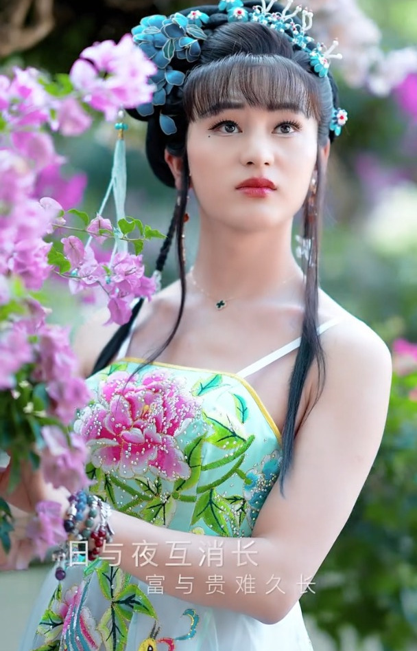 大家好,我是一名男扮女装的反串演员童美人,好听的歌送给大家