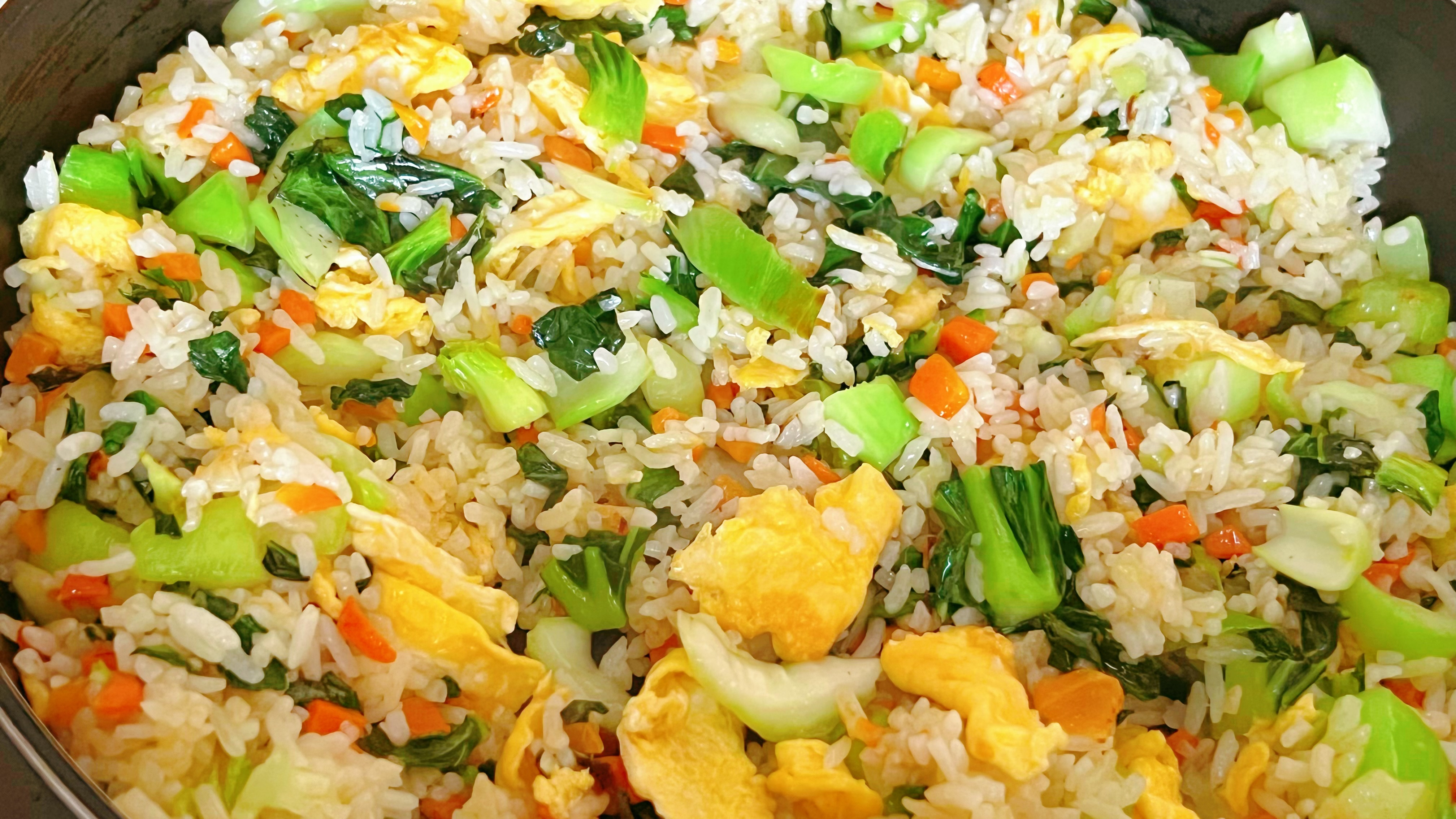 儿时爱吃的青菜蛋炒饭,今天自己在家做,香喷喷贼好吃