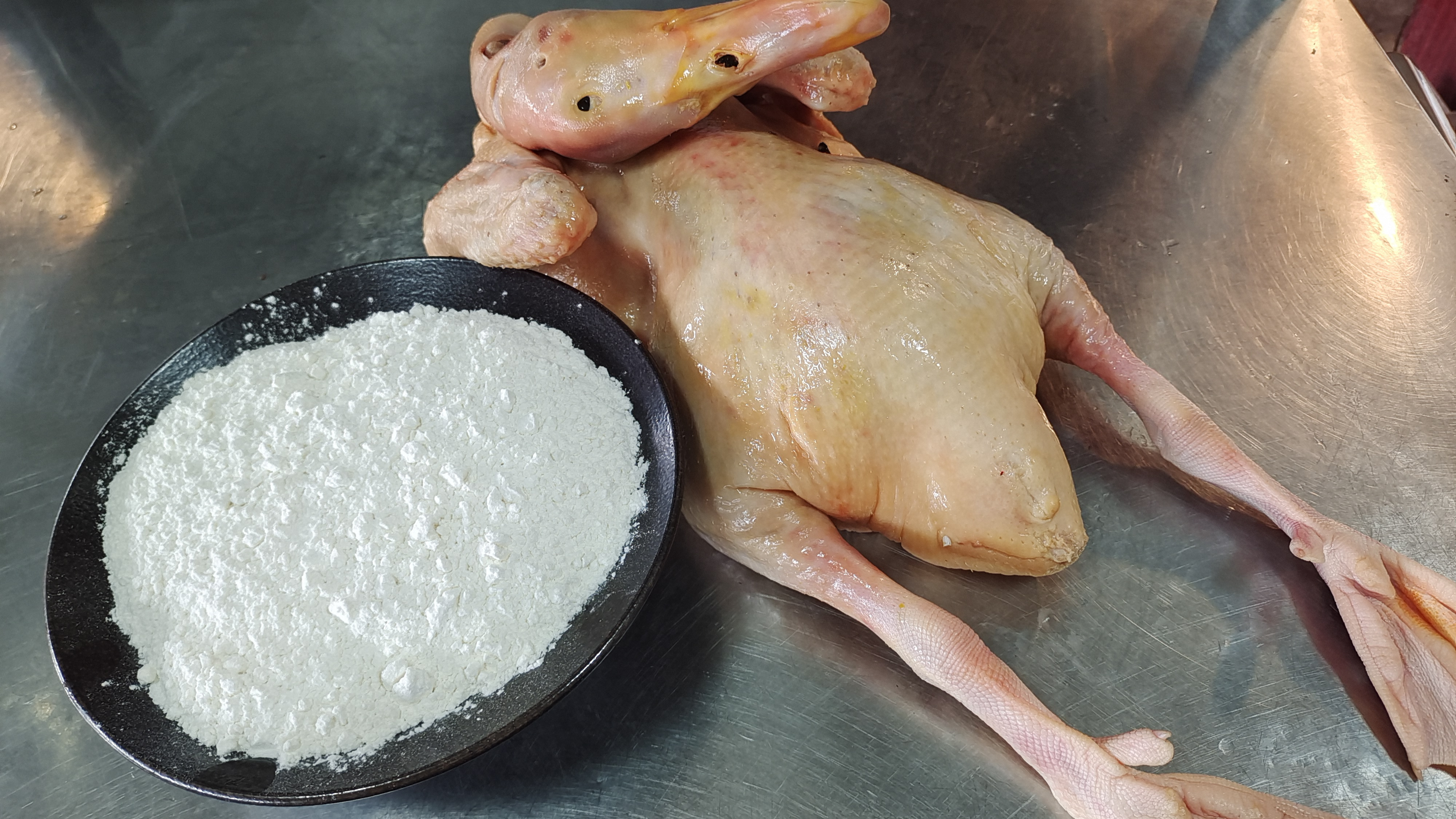 你试过用面粉来烧鸭子吗？餐馆厨师用它做了一道招牌菜