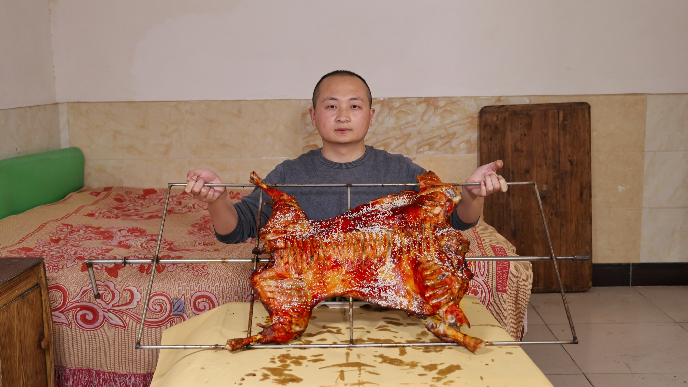 羊肉还是这样吃过瘾,整只下炉直接烤,皮焦肉嫩真馋人