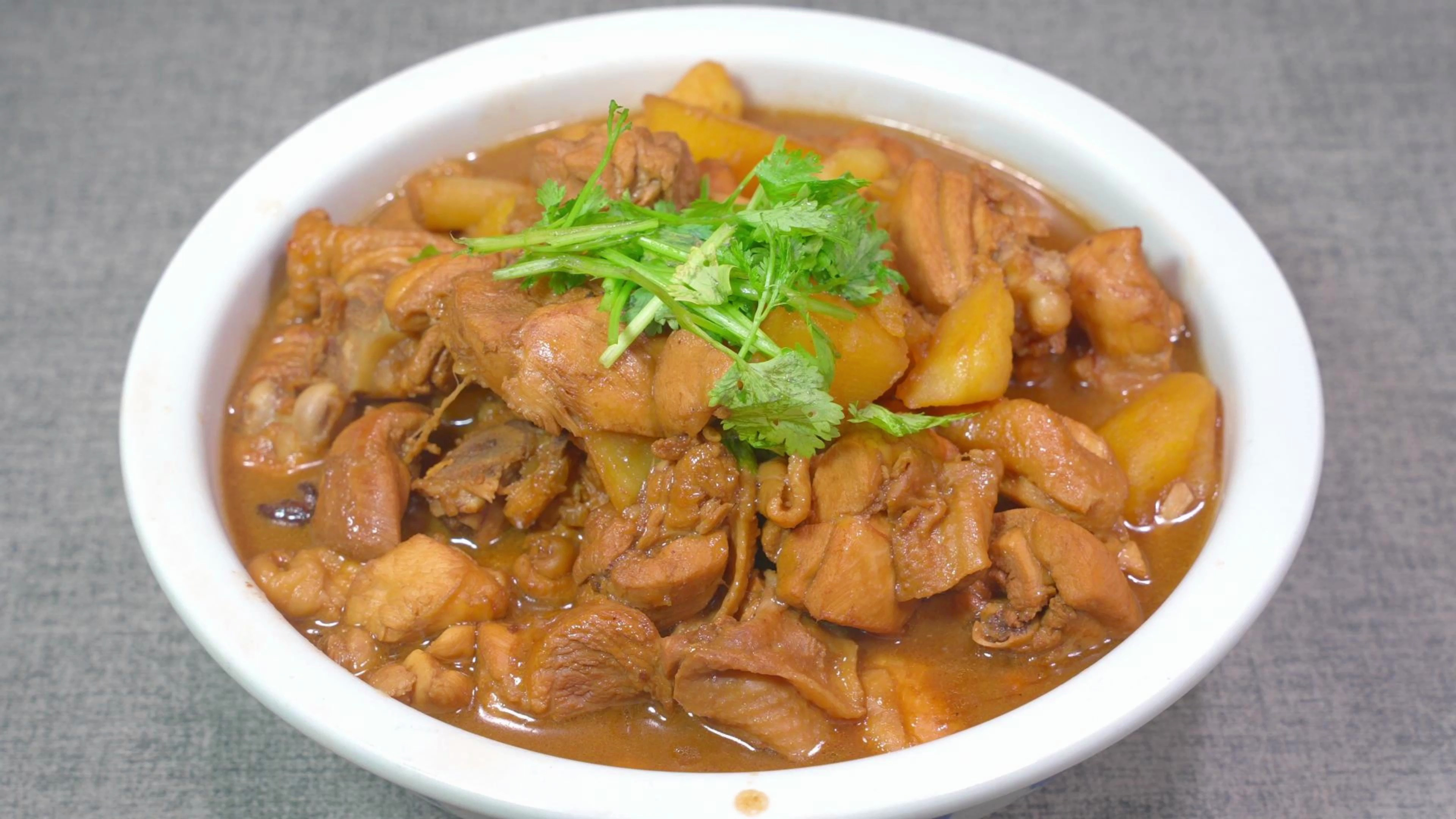 炖鸡时,有人焯水有人直接炖全错了,大厨教你秘制放法,鲜嫩不柴