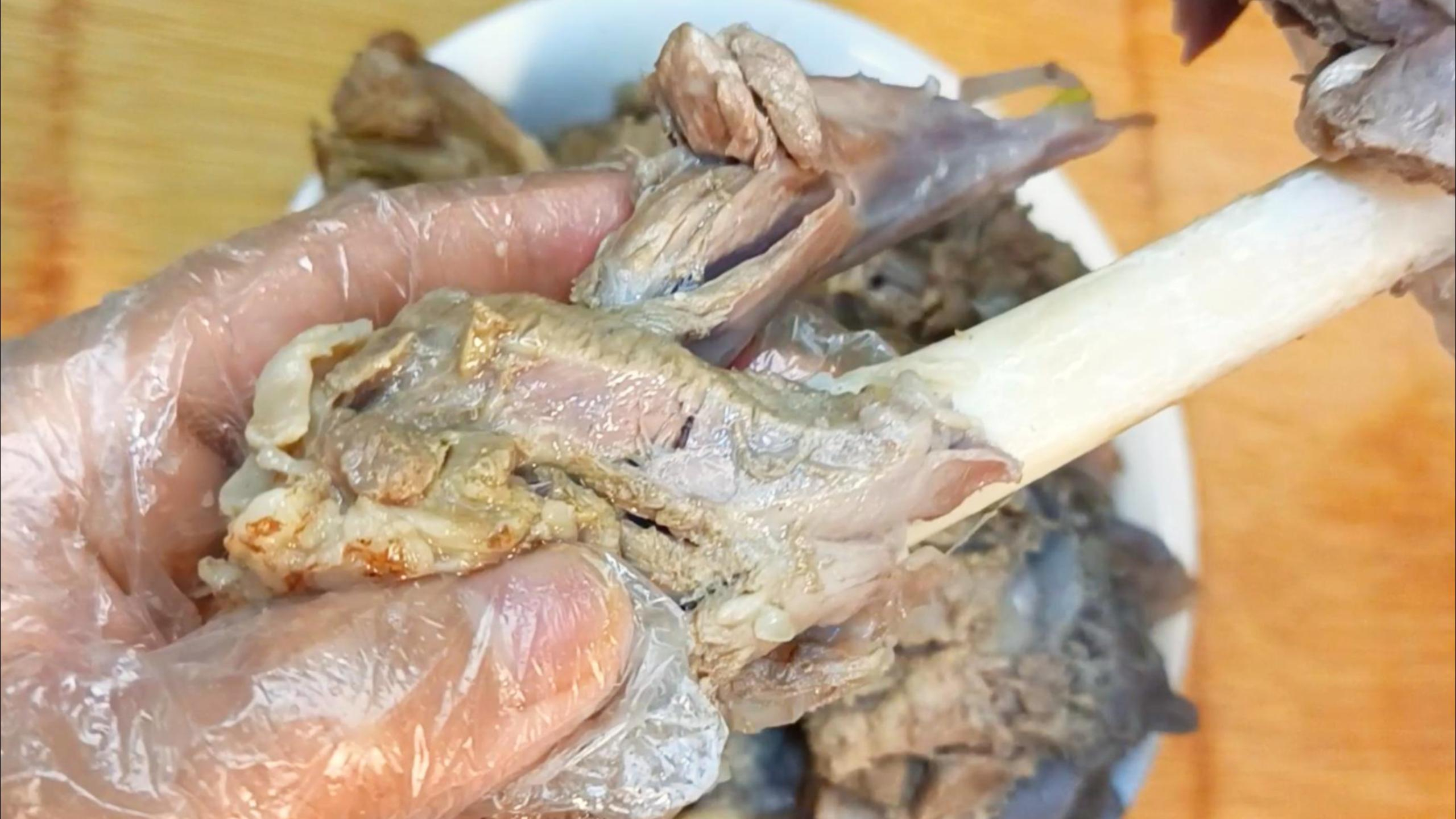 清炖羊骨头,肉烂脱骨,汤鲜味美!