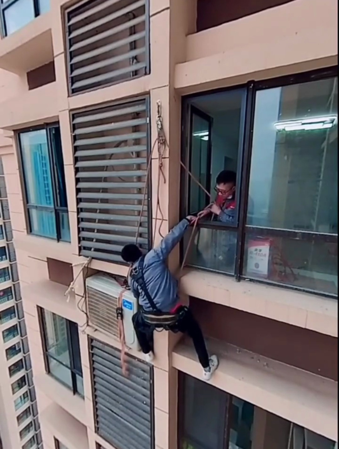 看完这个视频你还觉得收一百块钱的空调安装高空作业费贵吗