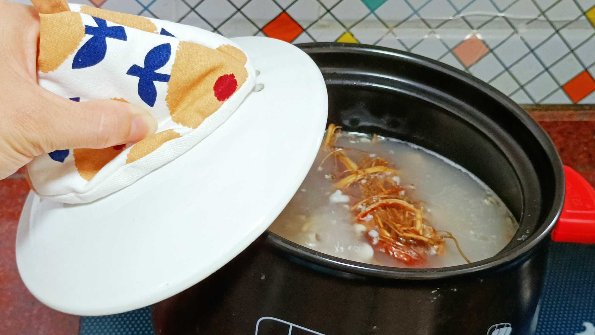 五指毛桃祛湿汤，广东经典十大靓汤，香气四溢，营养祛湿四季皆宜