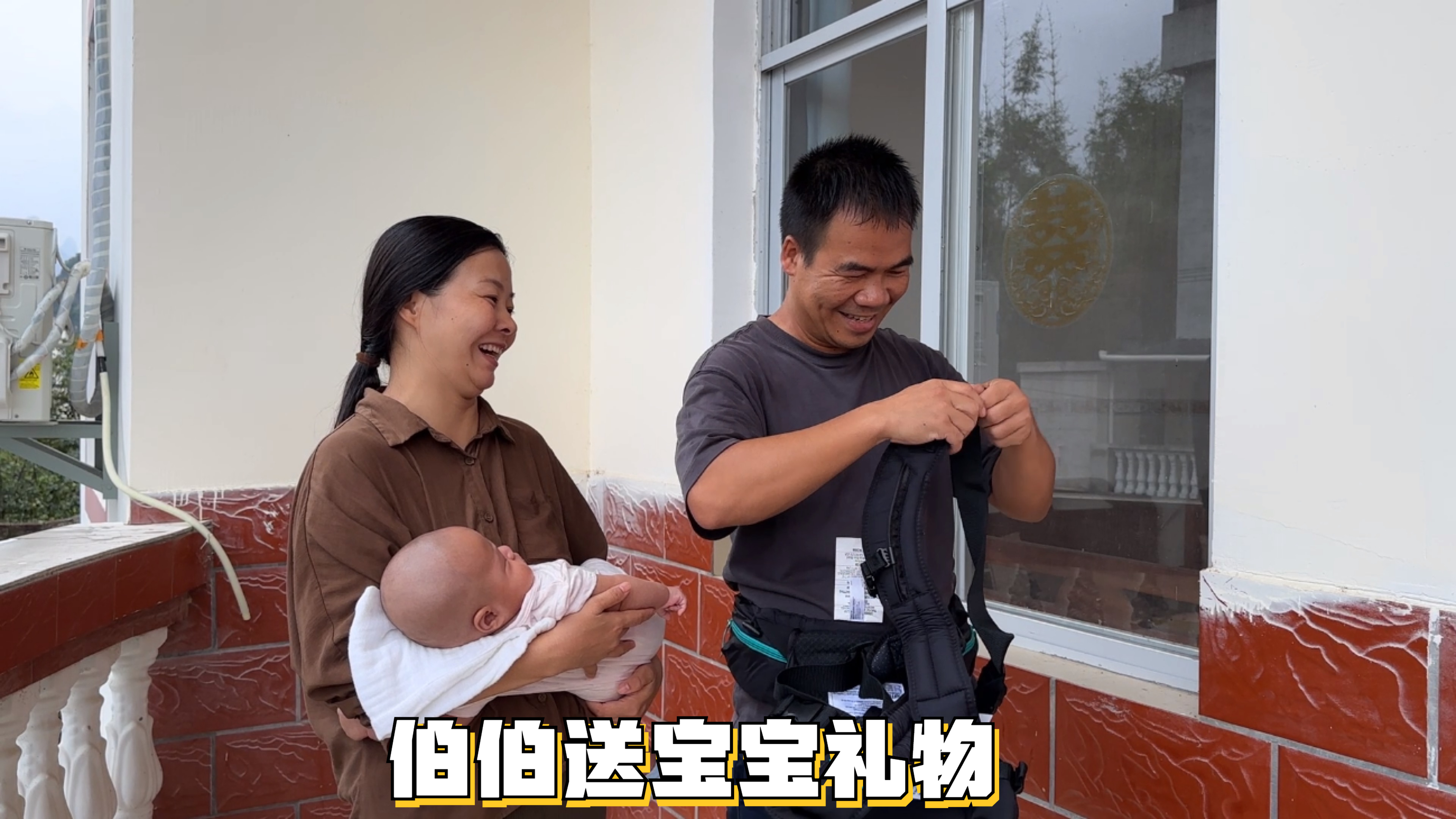 堂哥给宝宝送礼物,全外文的背带太先进了,阿金研究半天没弄懂