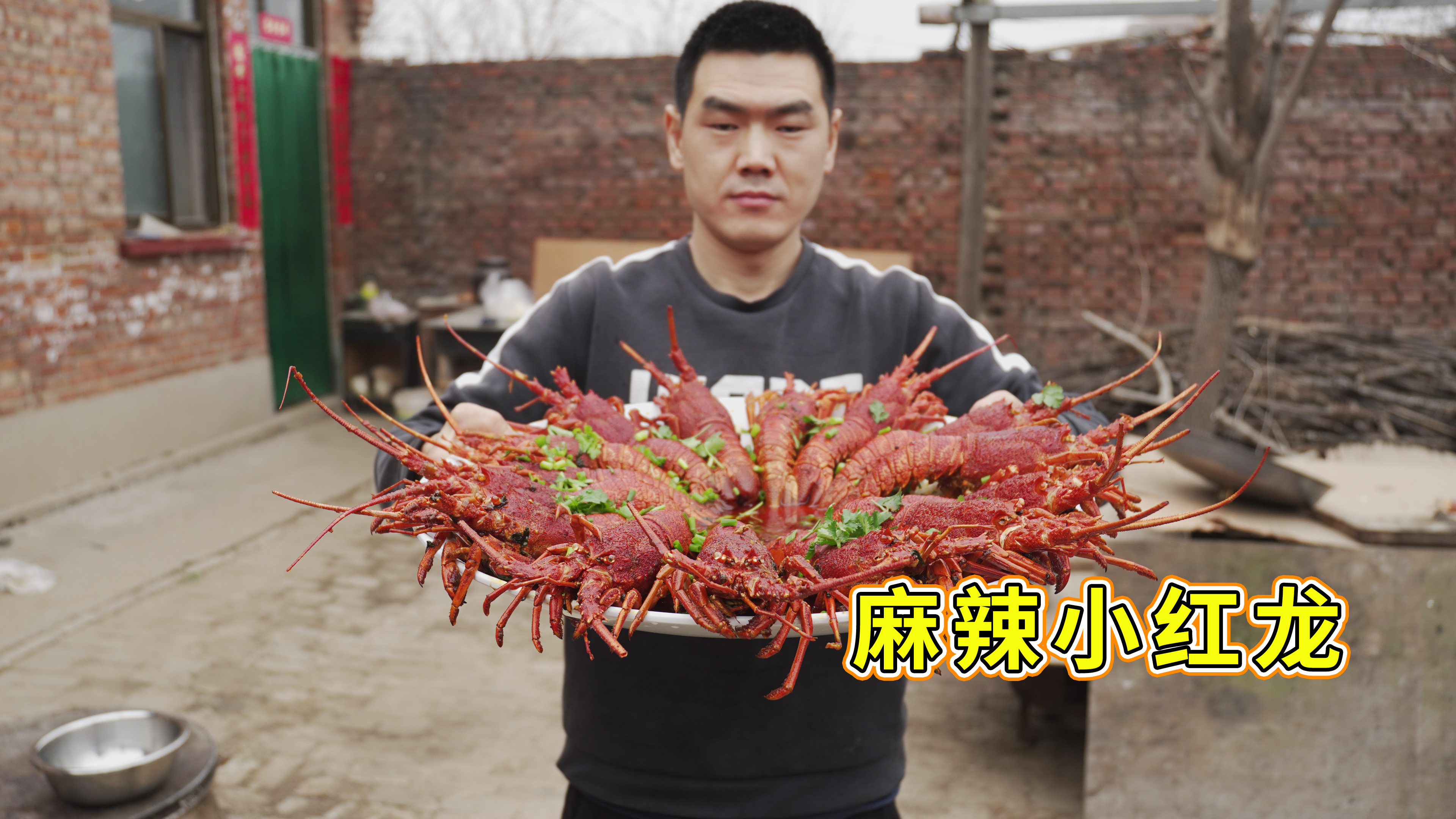 天暖和了，阿远做道“麻辣小红龙”，龙虾麻辣入味，辣的四叔摇头