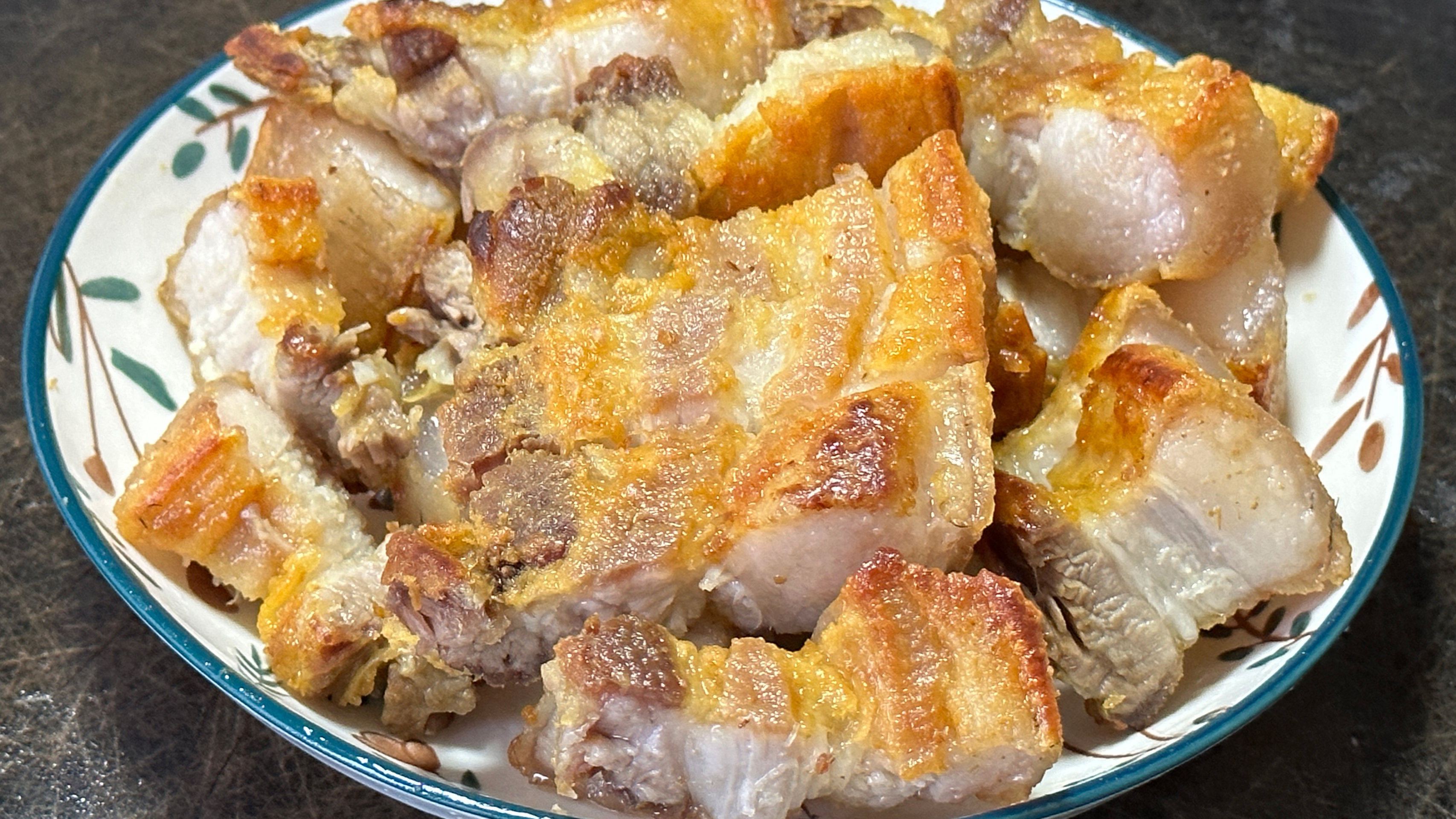 四块五花肉半锅清水,出锅后皮脆肉香,一口下去咔咔响