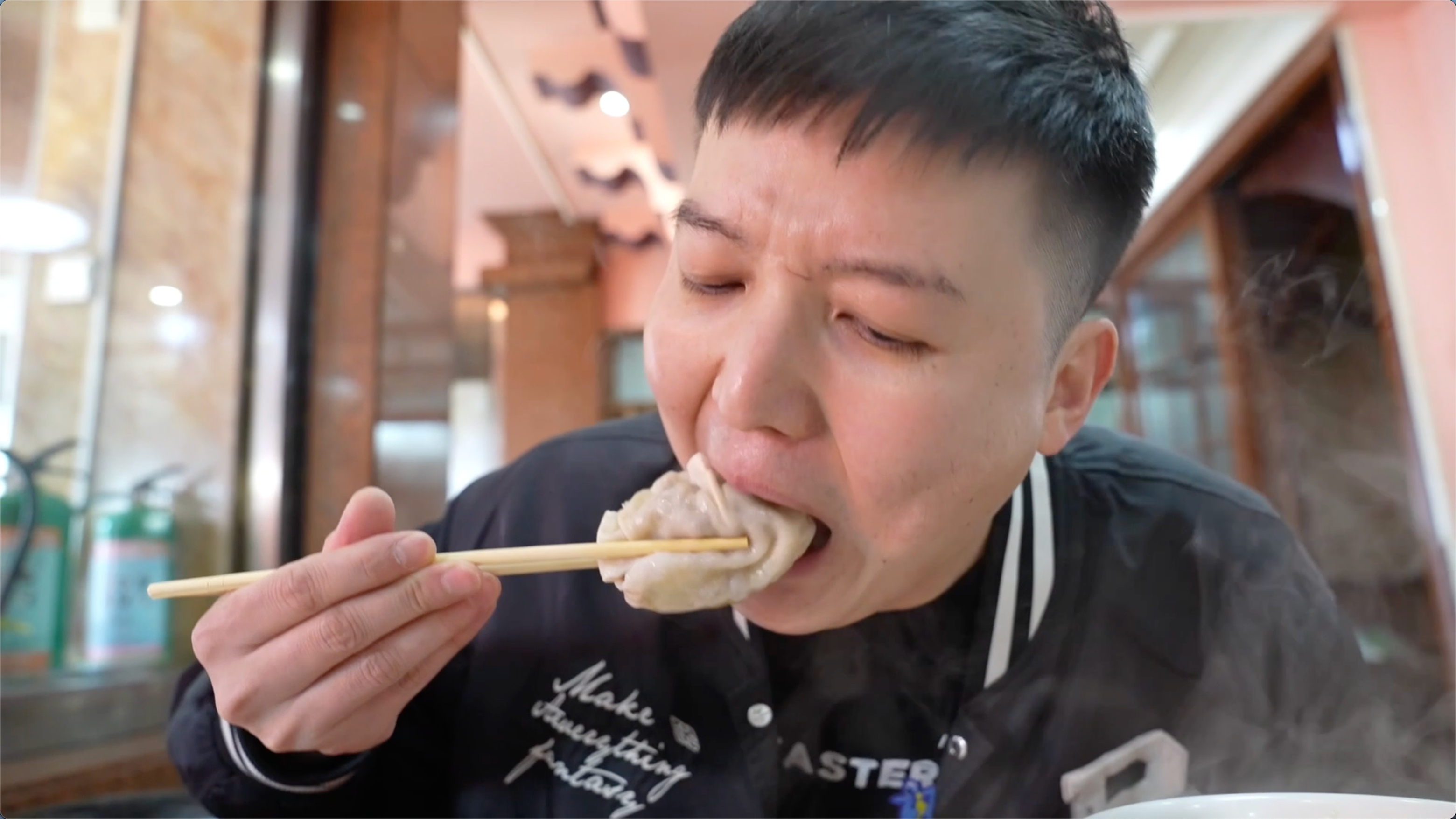 新疆薄皮包子烤包子3元/个,淡嘴哥一顿吃70元,小店每天卖1万个