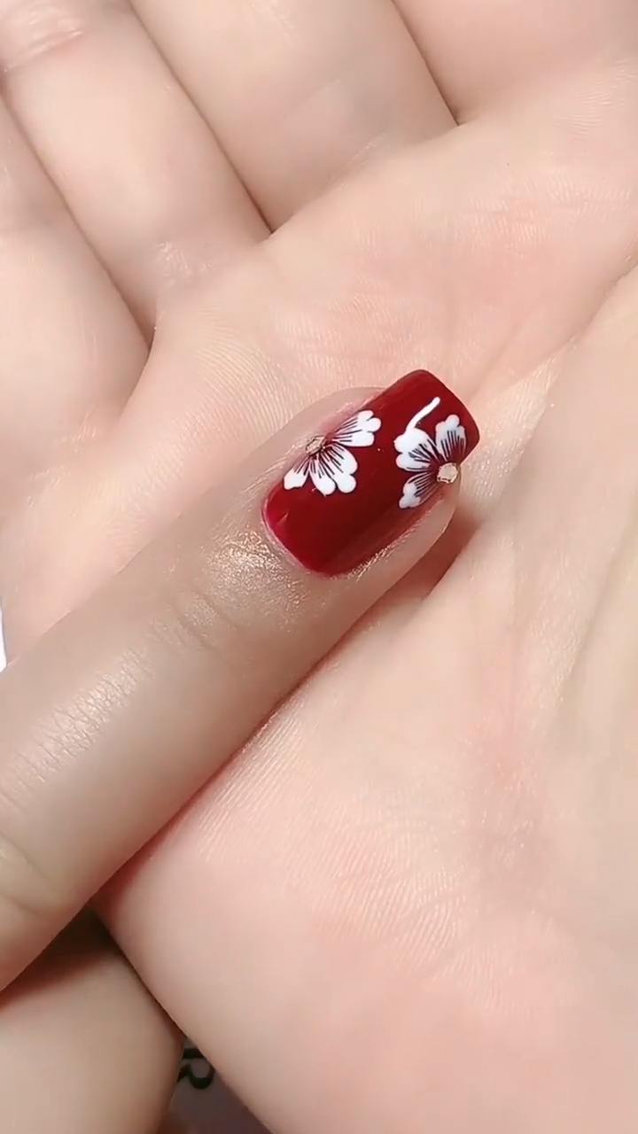 自己在家就能做的彩绘花瓣美甲,一看就会-度小视