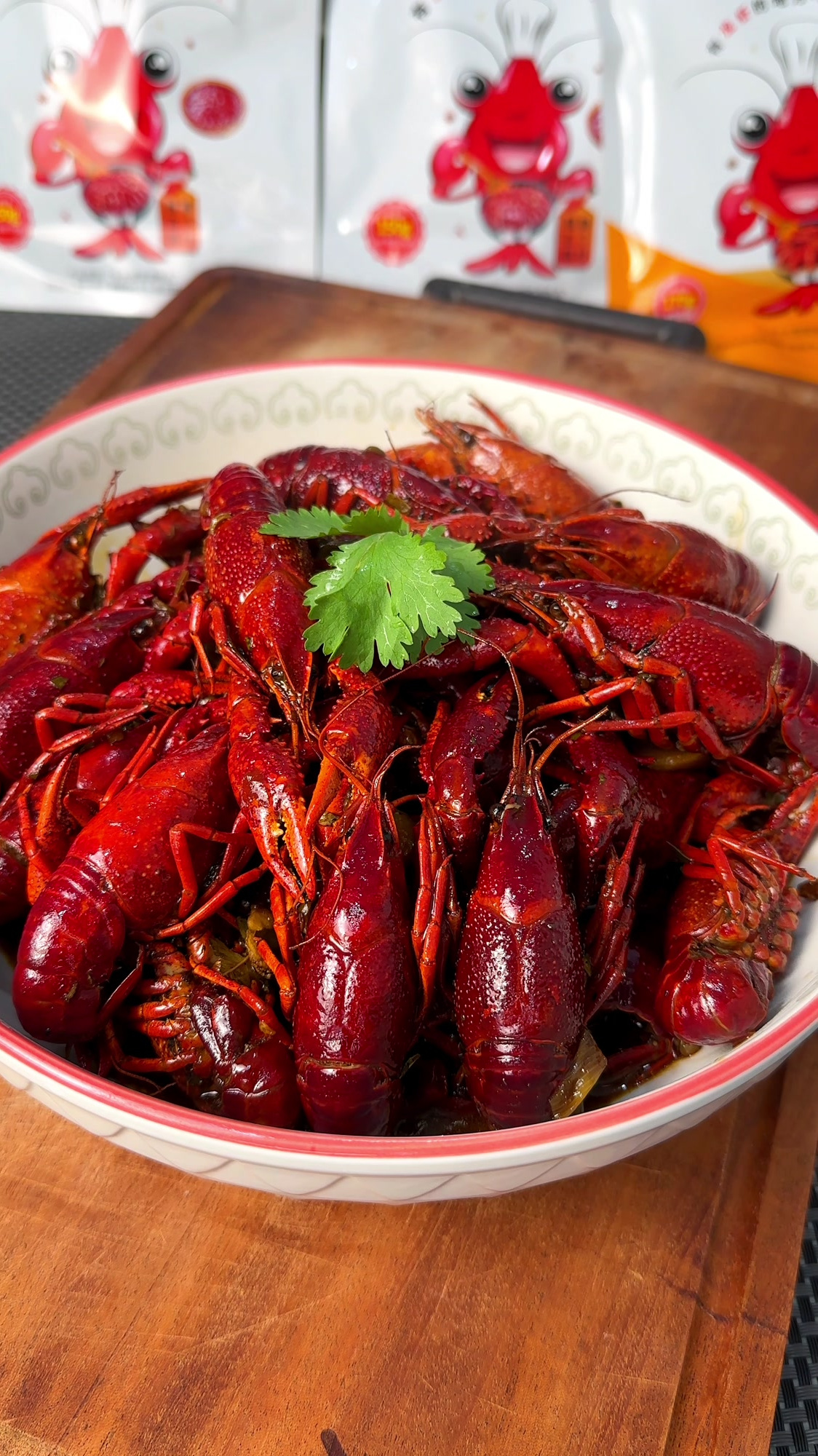又到了吃龙虾的季节,这道油焖小龙虾假期赶紧给家人安排吧!