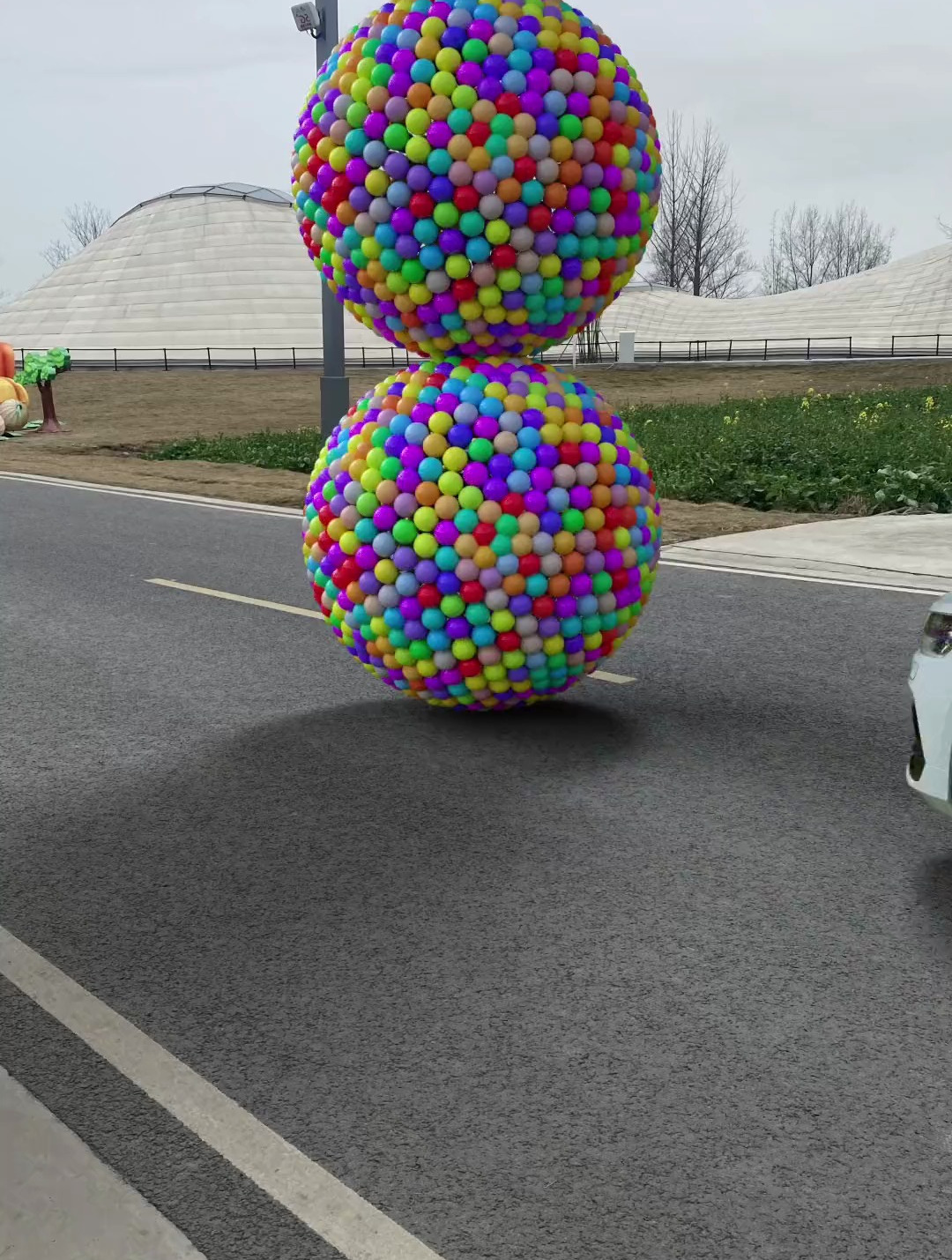 汽车撞击五彩粒子球