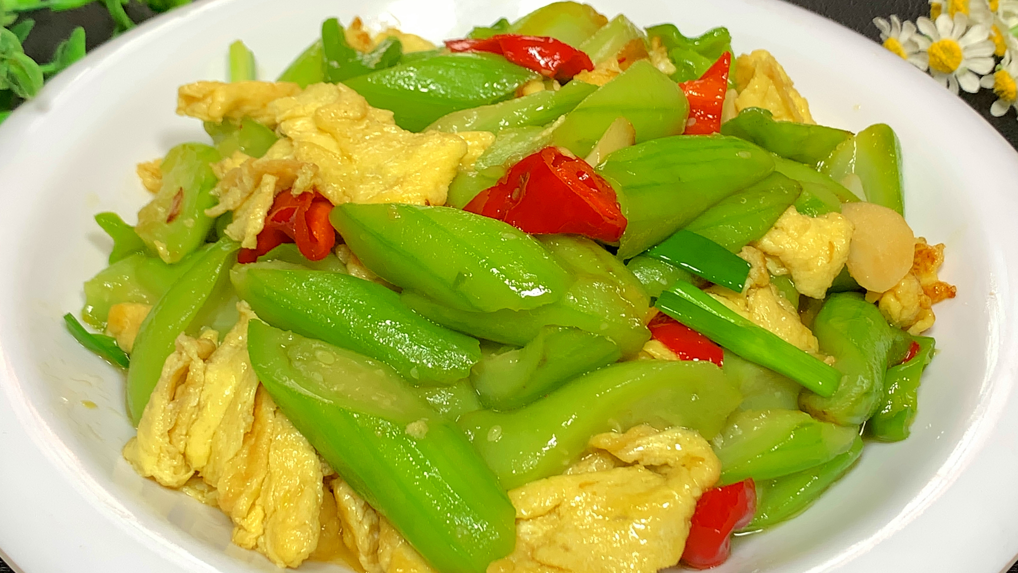 今天才知道，炒丝瓜不要先放油，学会这样做，丝瓜不出水不发黑