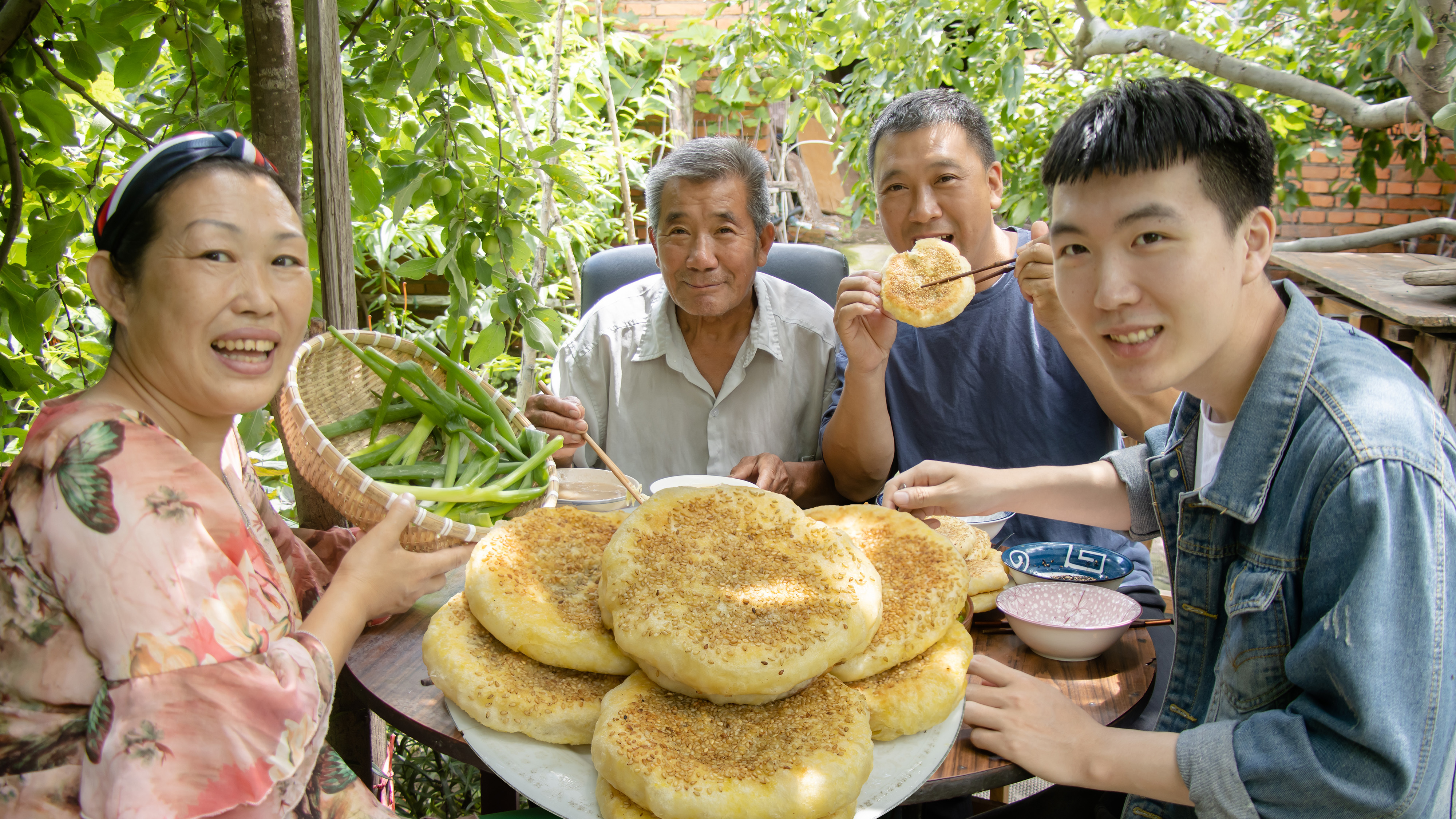老妈从半夜开始忙乎,做早餐的红糖芝麻饼,皮香馅甜,还真挺好吃