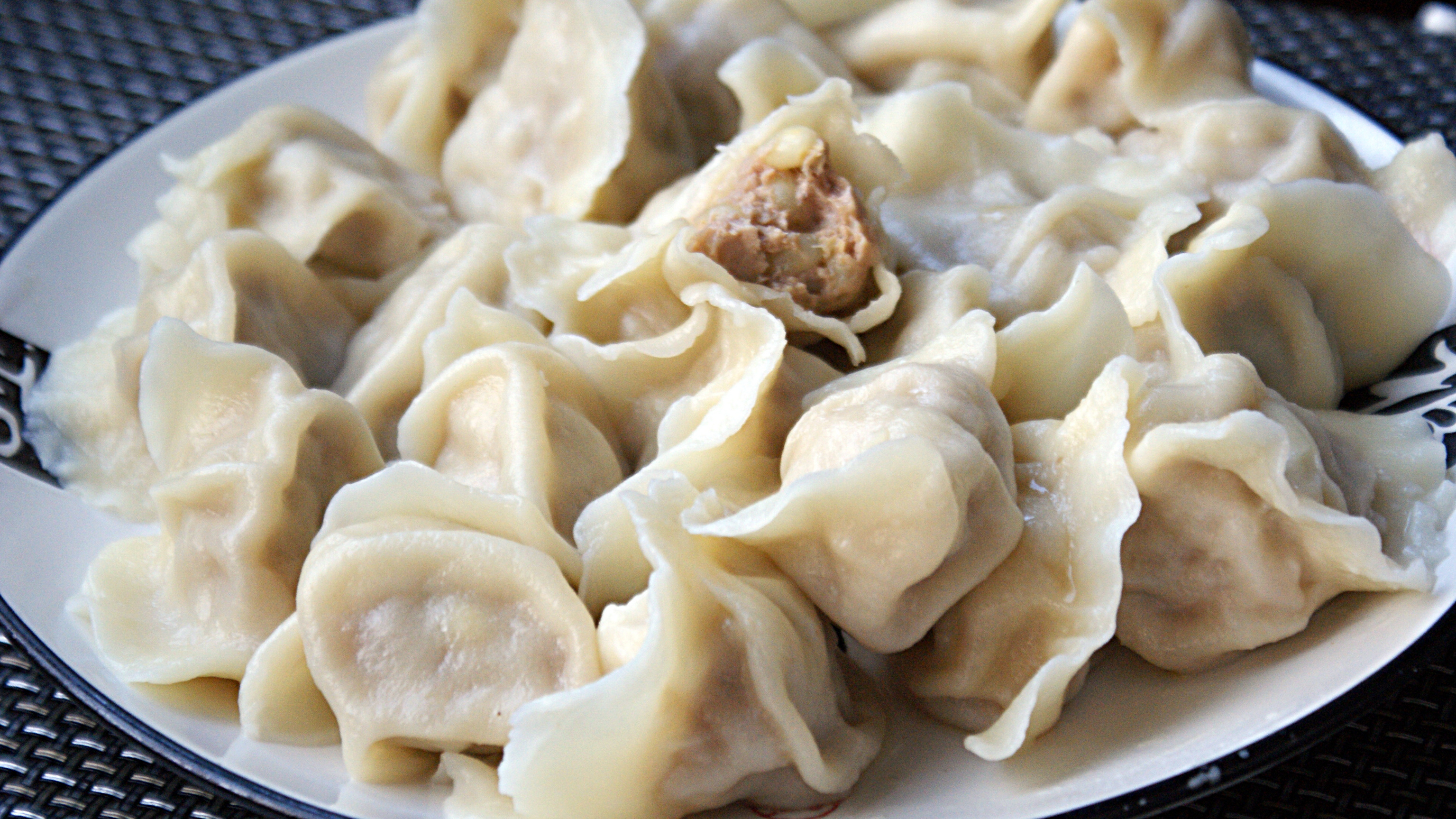 好吃不过饺子做个别样的馅料,玉米饺子您吃过吗?鲜甜多汁好味道