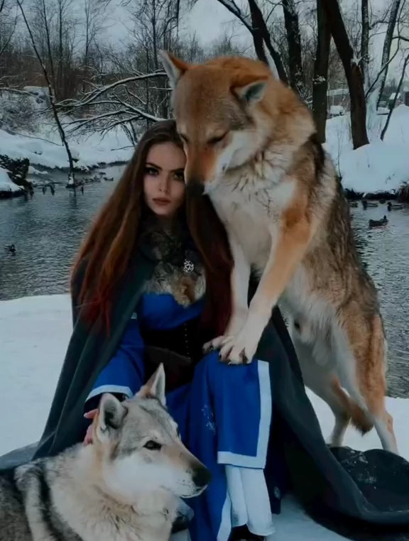 好像在童话的世界里,美女有点巫师的感觉,旁边两个狼人