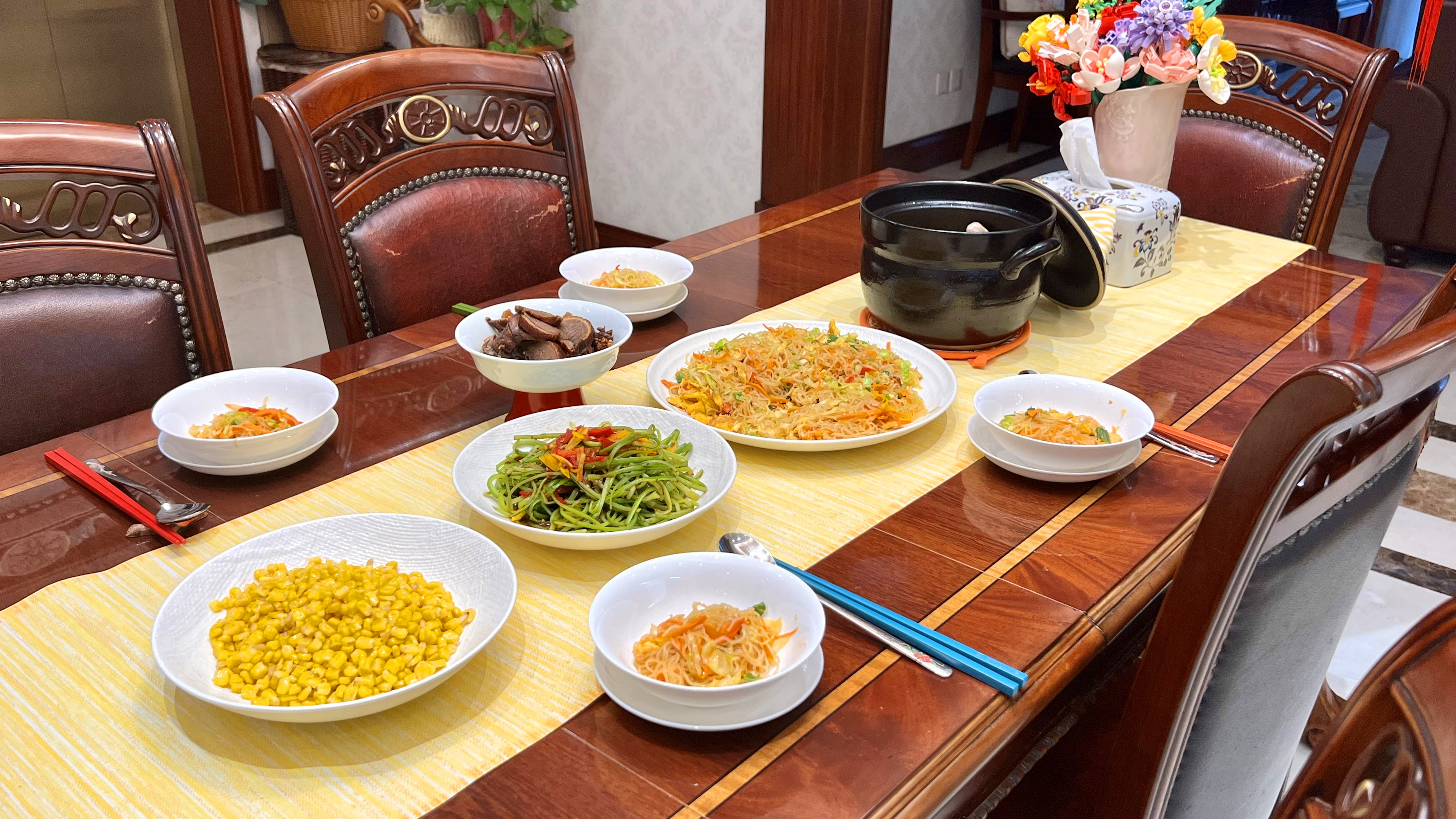 中间那盘成本5块钱、时间5分钟的炒米粉可好吃了，试试看？