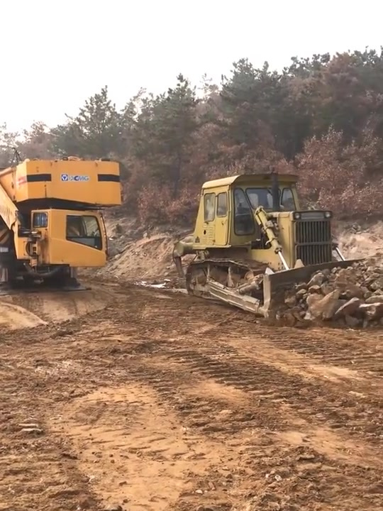 80年代的大马力推土机山推d85,用起来很给力!