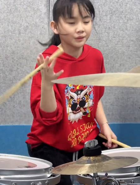 妞妞架子鼓表演,太嗨了,百听不厌的音乐带给你满满的回忆!-度小视