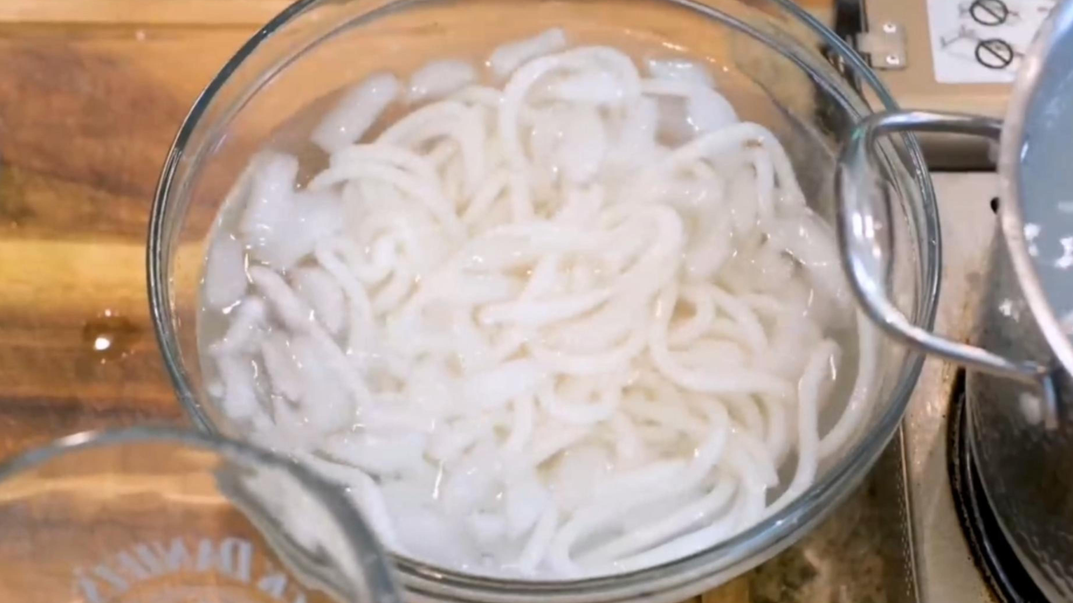 简单家常美食:自制米线,在家也可以做出美味有嚼劲的米线哦