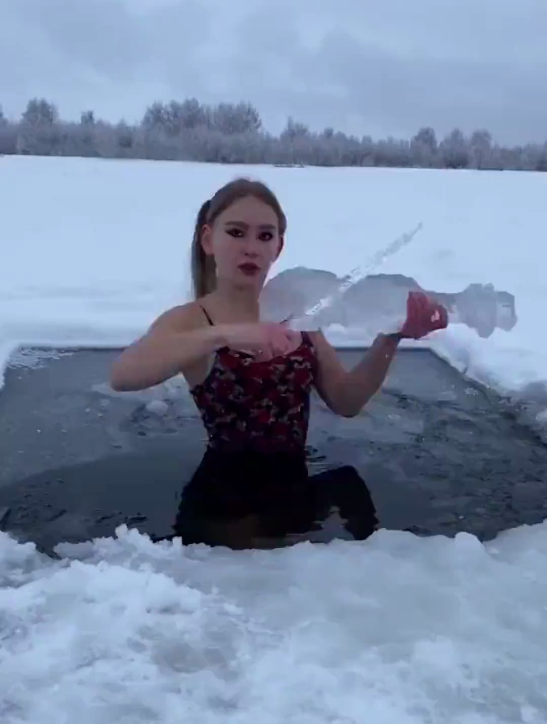 美女俄罗斯冬泳,冬泳在俄国人眼里是洗礼,整整一年都会健康-度小视