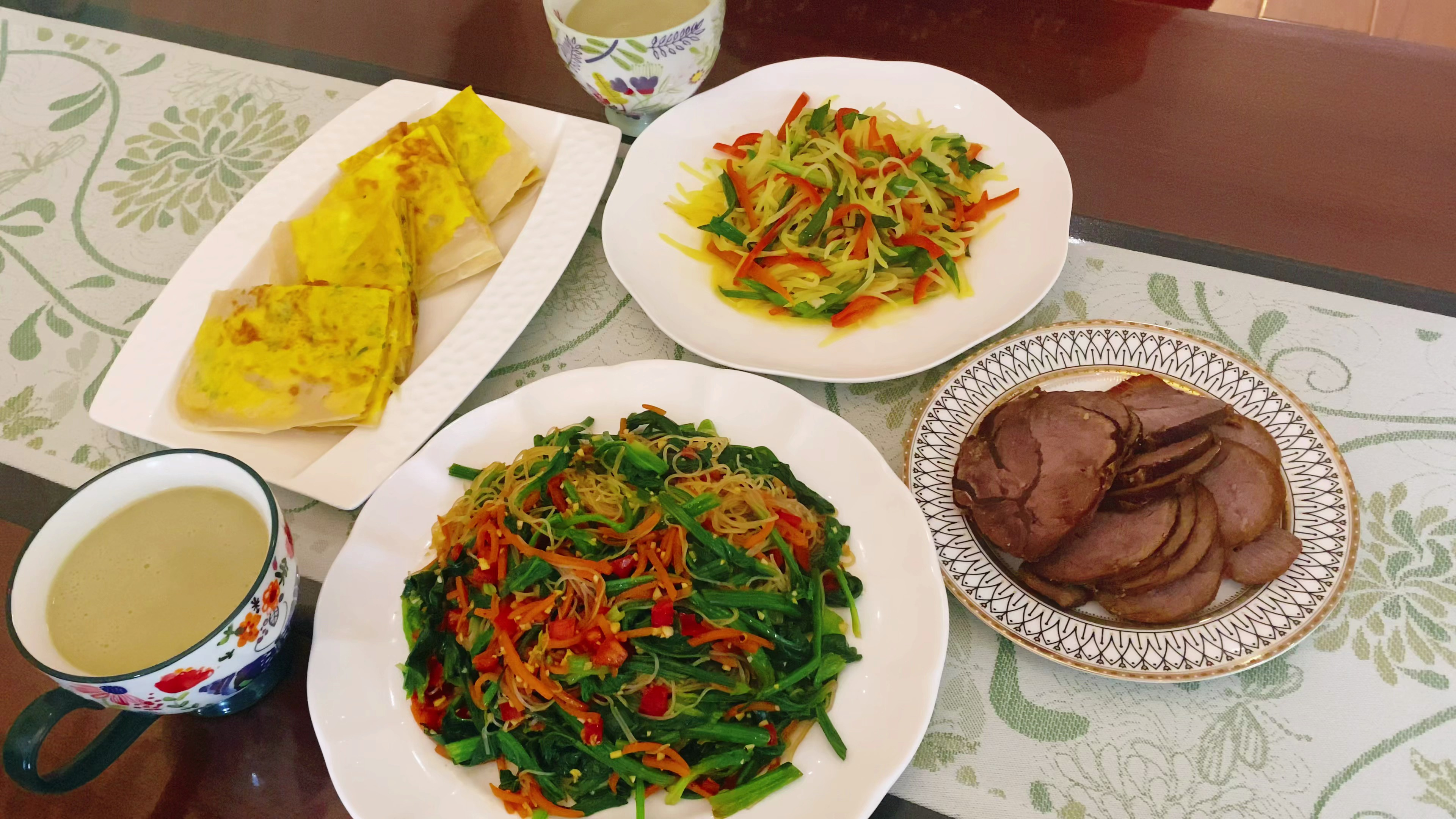 放假的日子依然早起,做了婆婆爱吃的凉拌菠菜,鸡蛋灌饼和绿豆糊