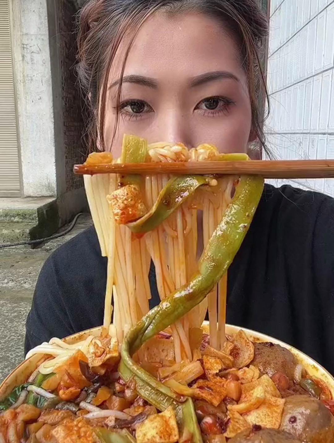 美食日记:被下雨打断又被螺蛳粉呛到的视频