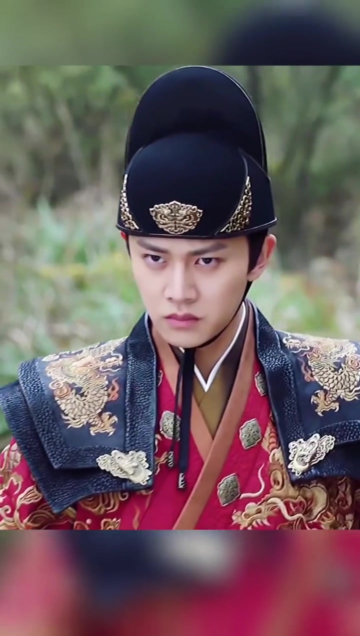 陆绎飞鱼服合集,握绣春刀的走姿简直帅到炸裂-度小视