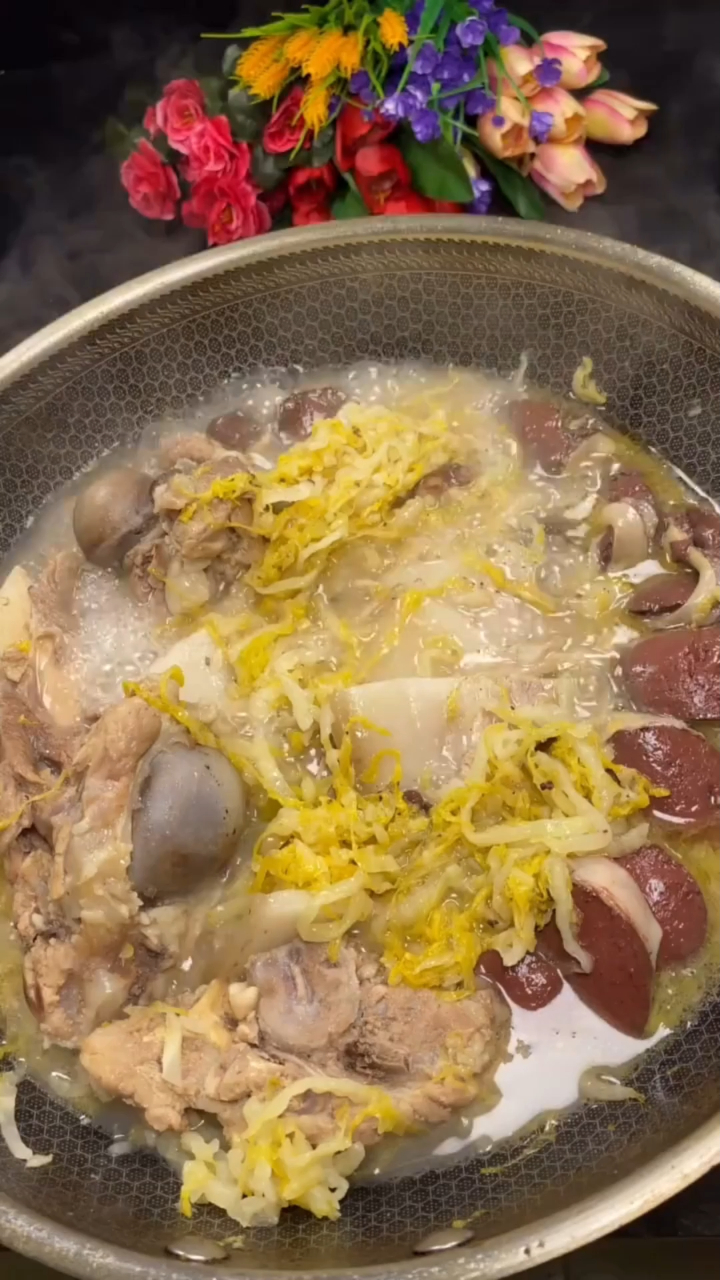 大骨头酸菜炖血肠,天冷的时候来上一口身体暖暖的