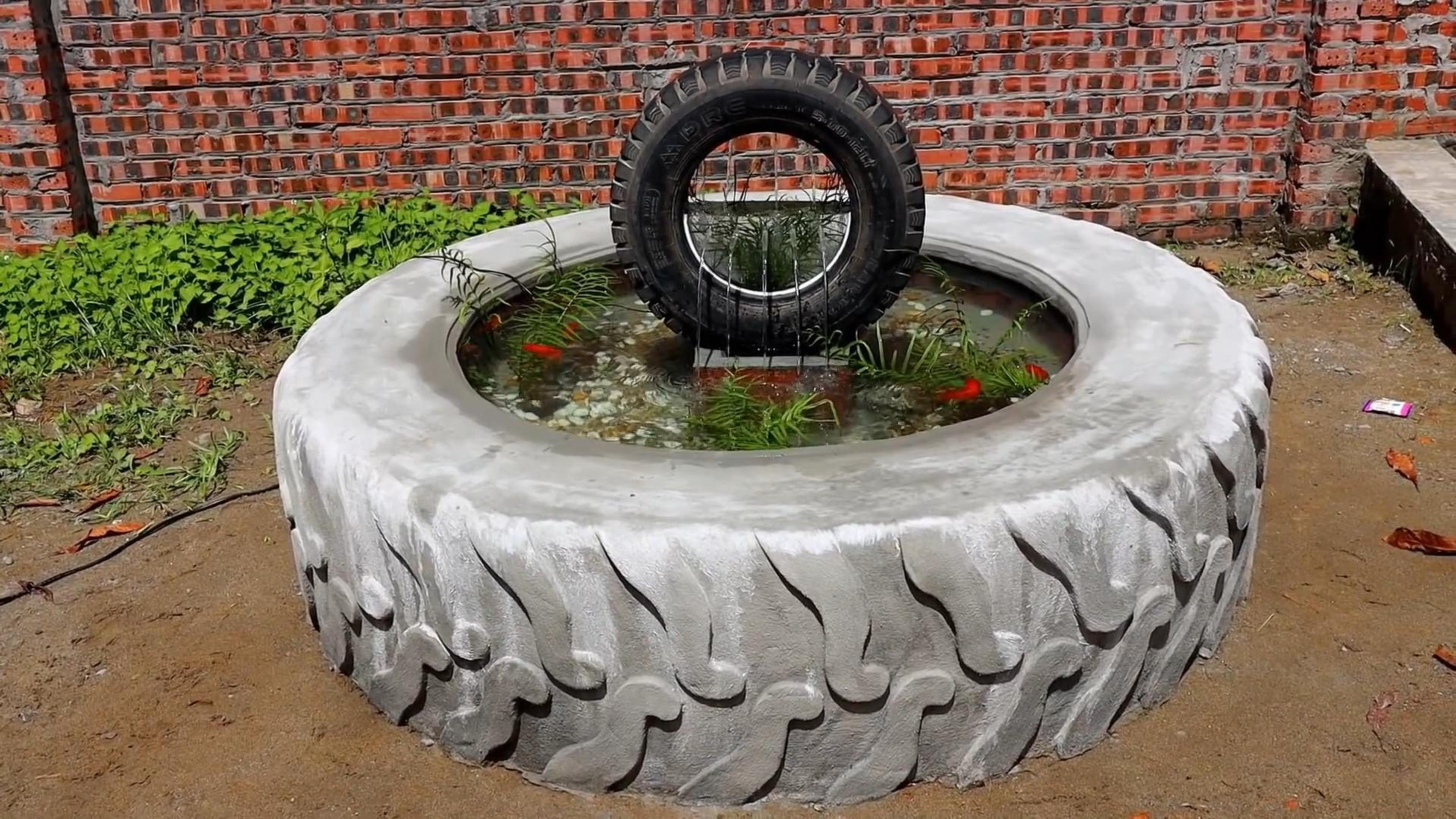 花费一周时间,在院子里打造了一个轮胎主题的花园鱼池