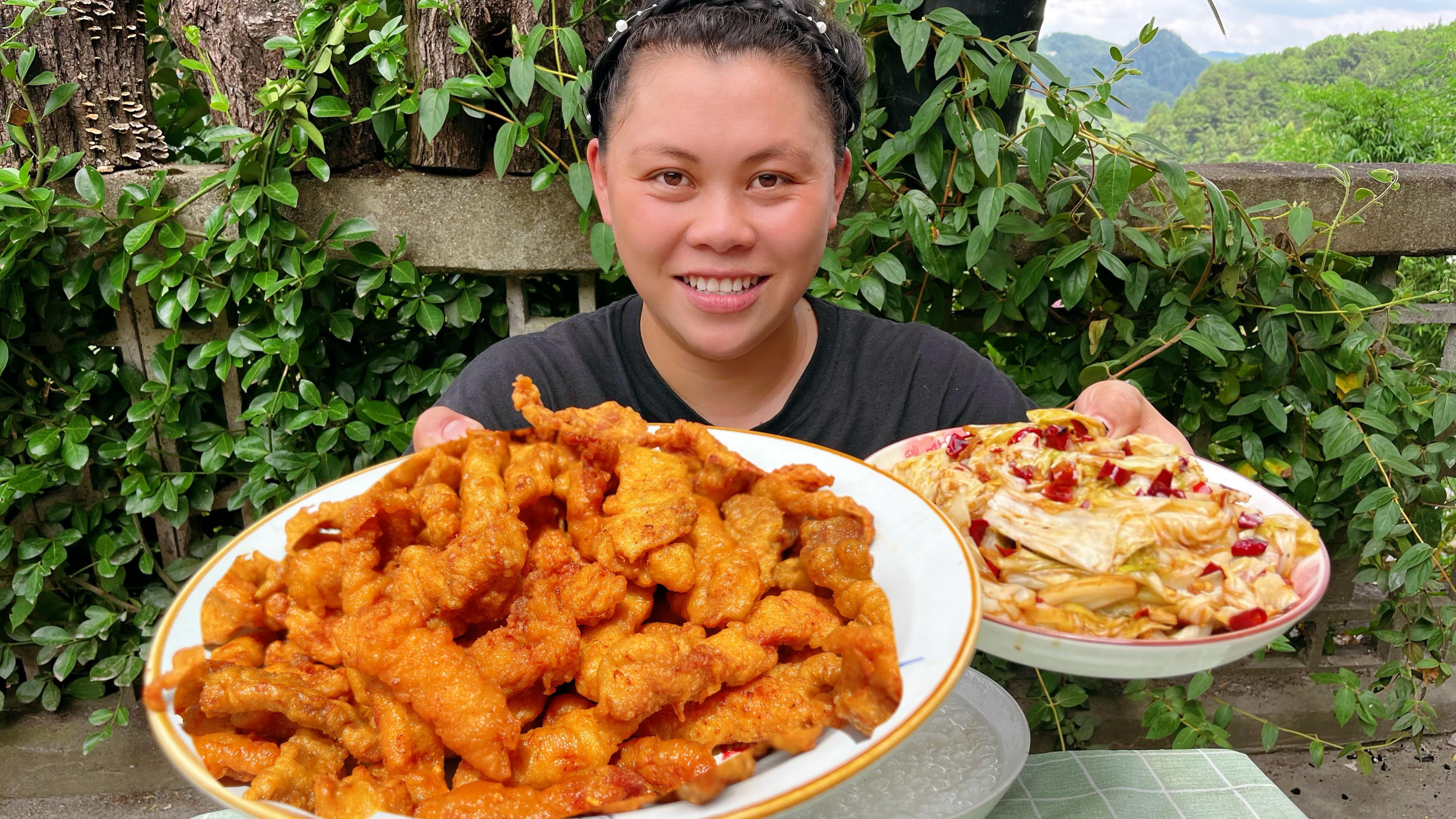 今天摘些包菜喂兔子，再炸一锅小酥肉，配着稀饭欧妹连吃两大碗