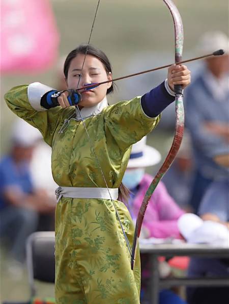 蒙古草原30米传统步射,这就是传说中的女汉子吧!-度小视