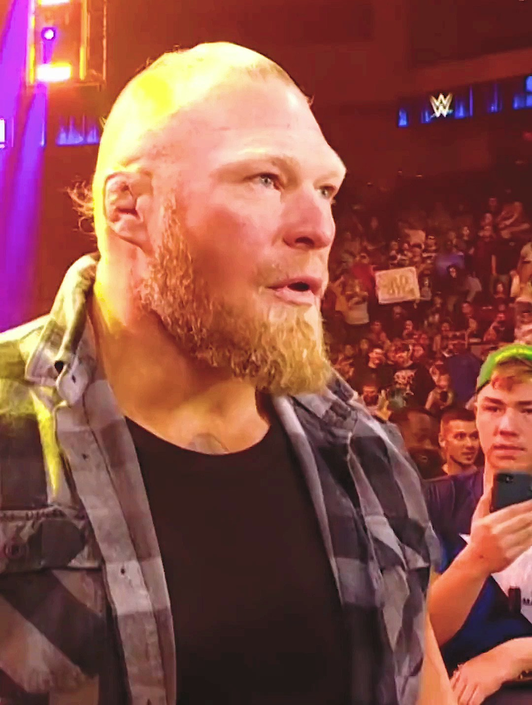 猛兽布洛克莱斯纳冲到现场,找罗门伦斯算账,wwe