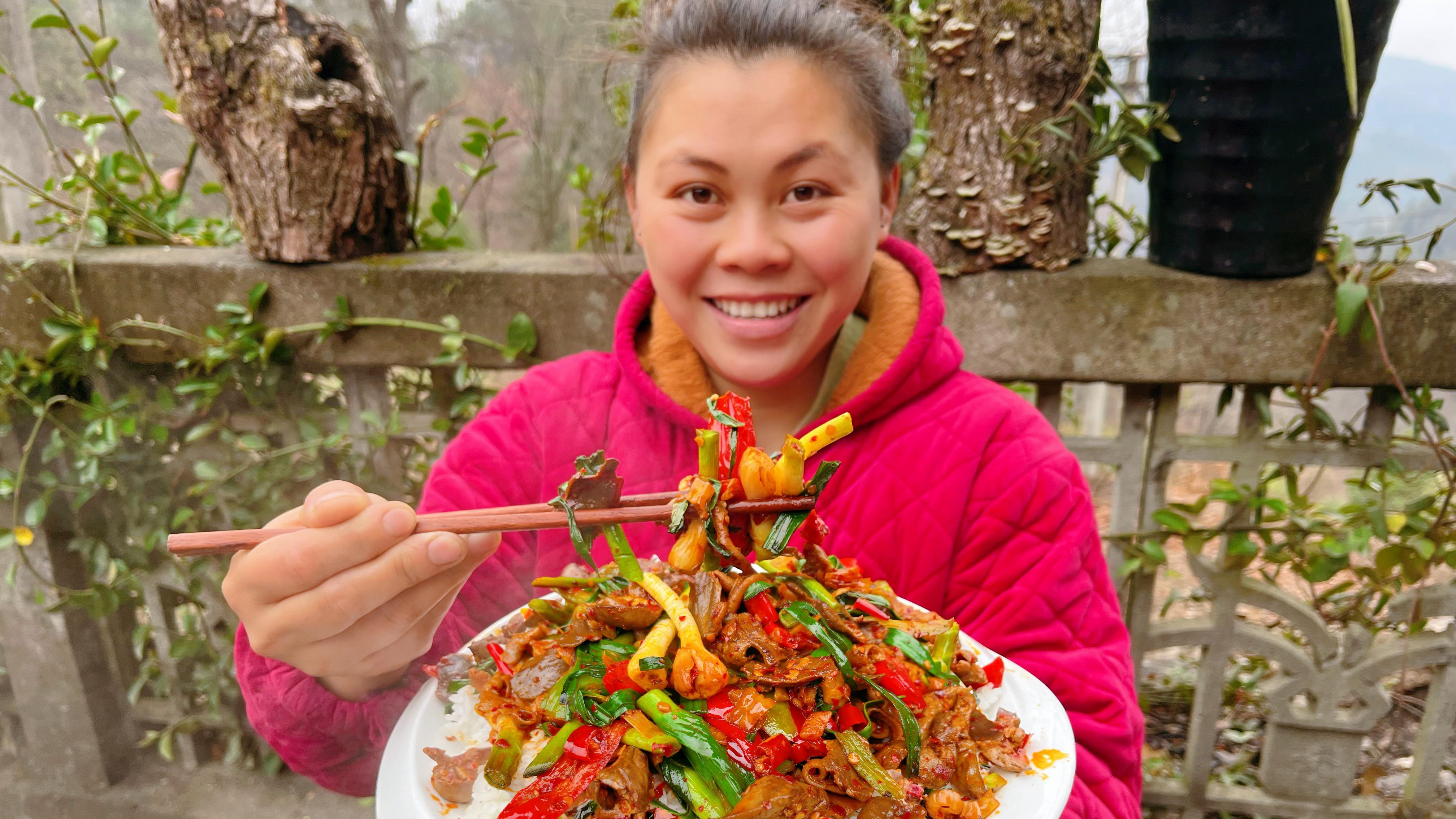 1斤辣椒2斤鸭杂,配上葱蒜直接盖饭,一人吃一盘辣得欧妹满头汗