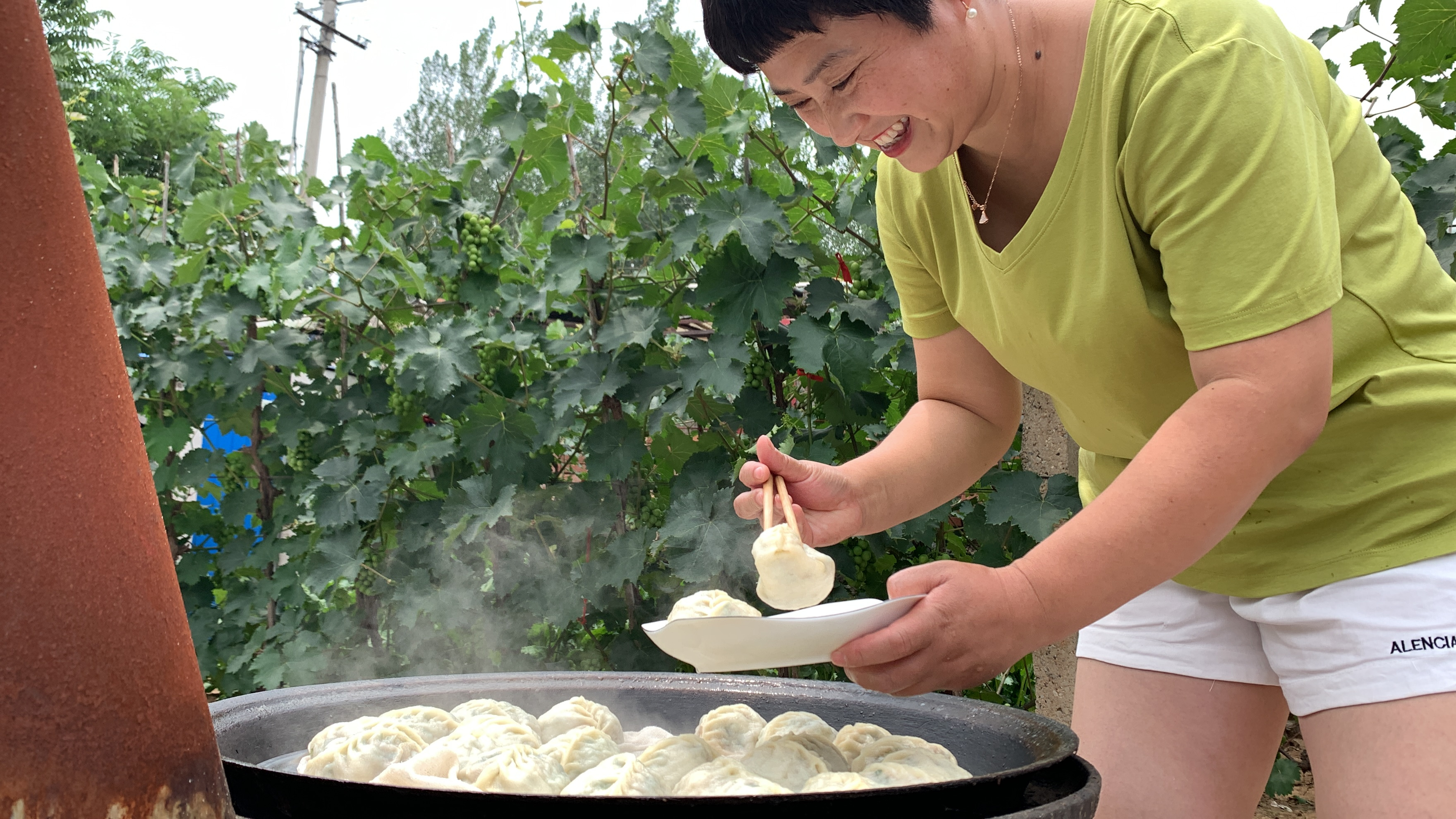 角瓜多到吃不完，做点大蒸饺，皮薄馅大，一咬出汤，好吃到撑