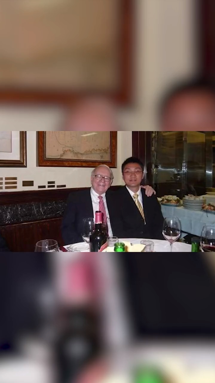 最后一届巴菲特午餐竞拍,前共餐者段永平,黄峥成商业传奇