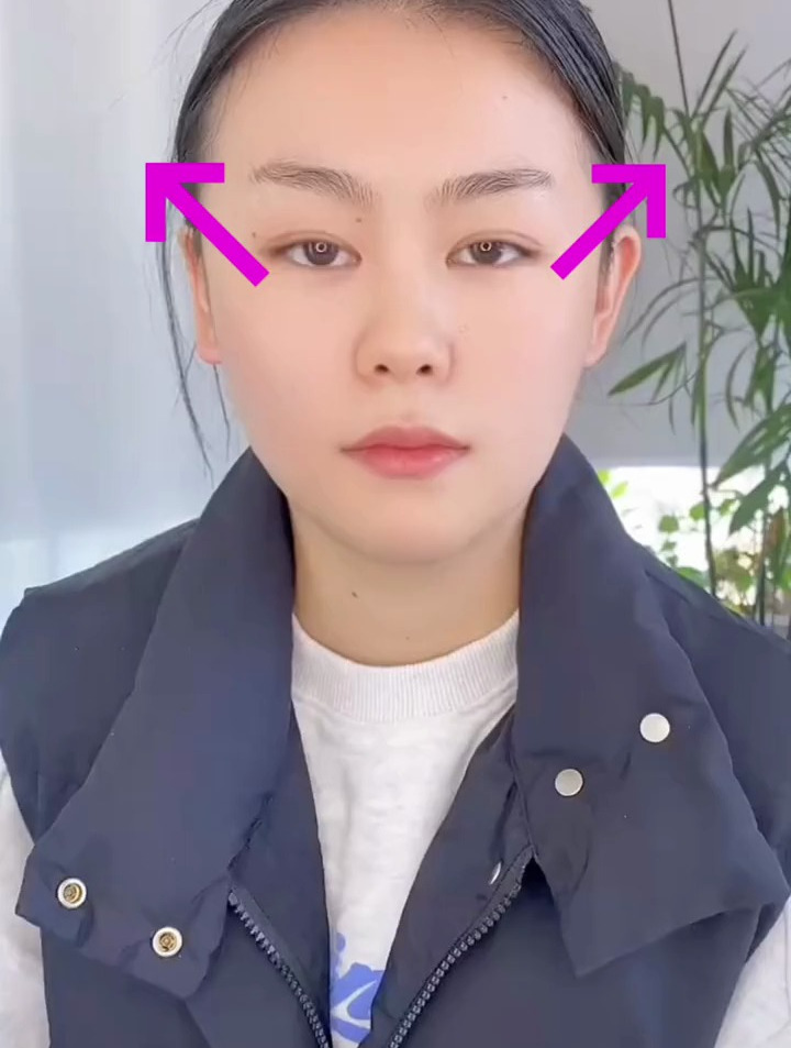 姐妹的飞天眉太难看了,帮她改造完后,立刻变得温柔可人-度小视