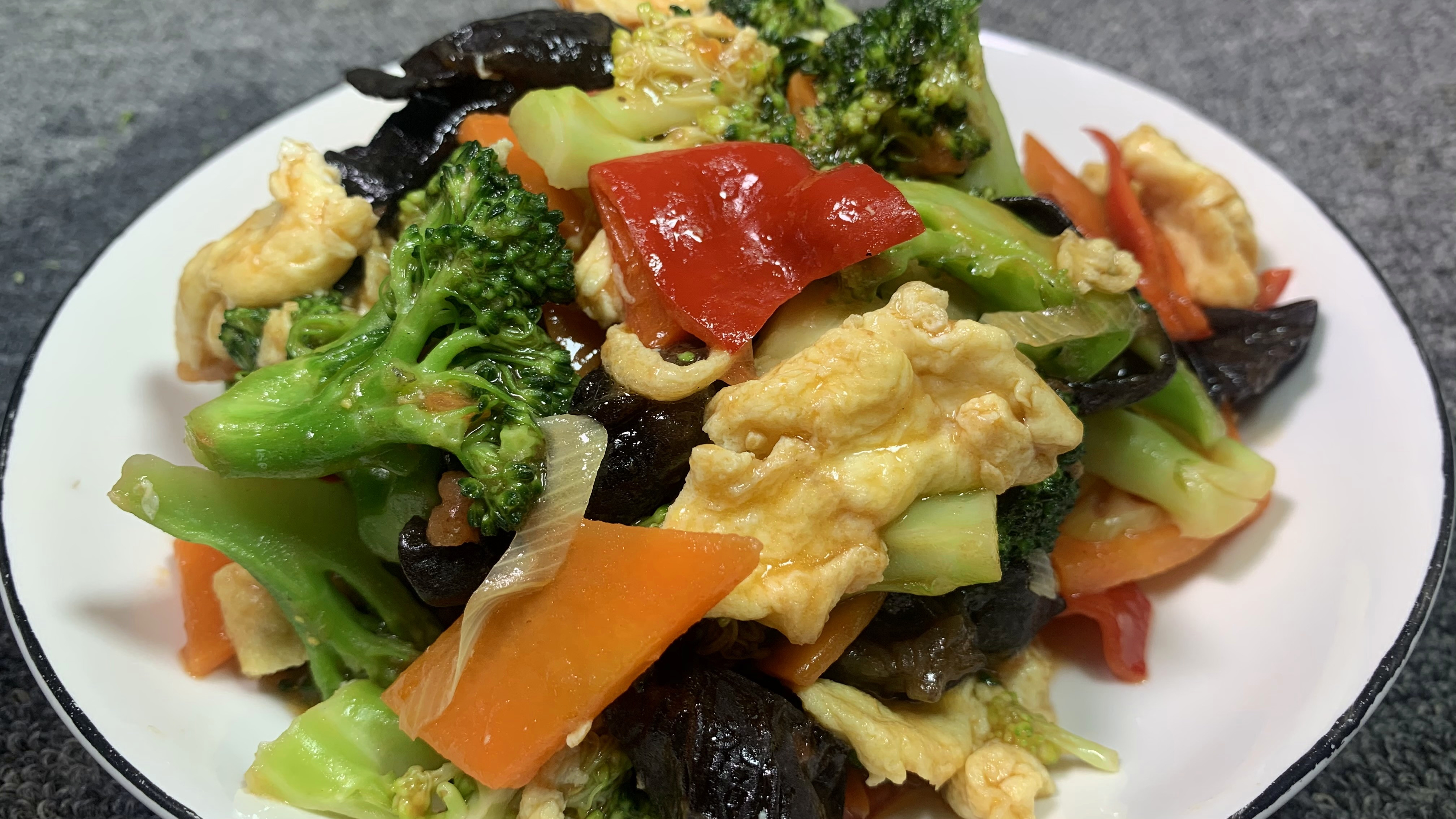 西兰花有人焯水,有人直接炒是大错,教你饭店详细做法,鲜嫩入味