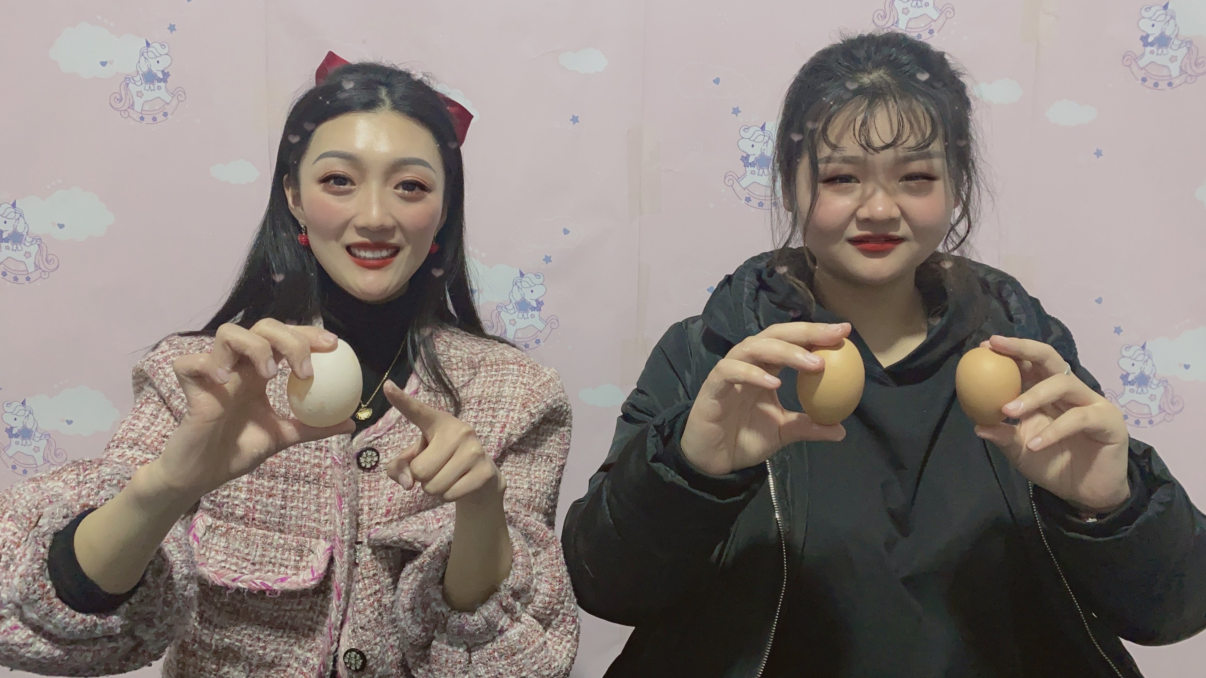 把鸡蛋泡在白醋里12小时,就能得到一个Q弹的弹力蛋,真的吗