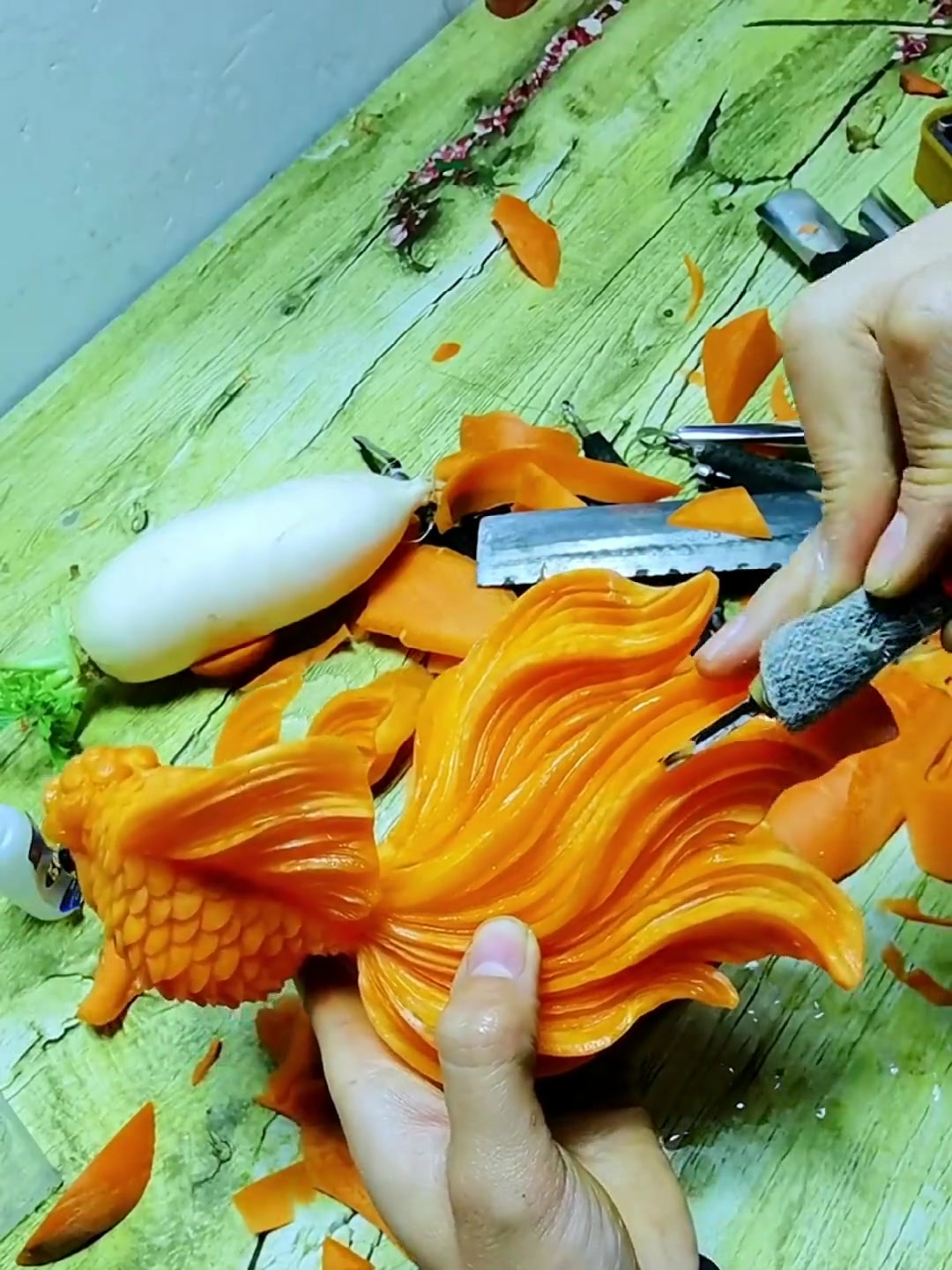 食品雕刻教程,胡萝卜雕刻金鱼