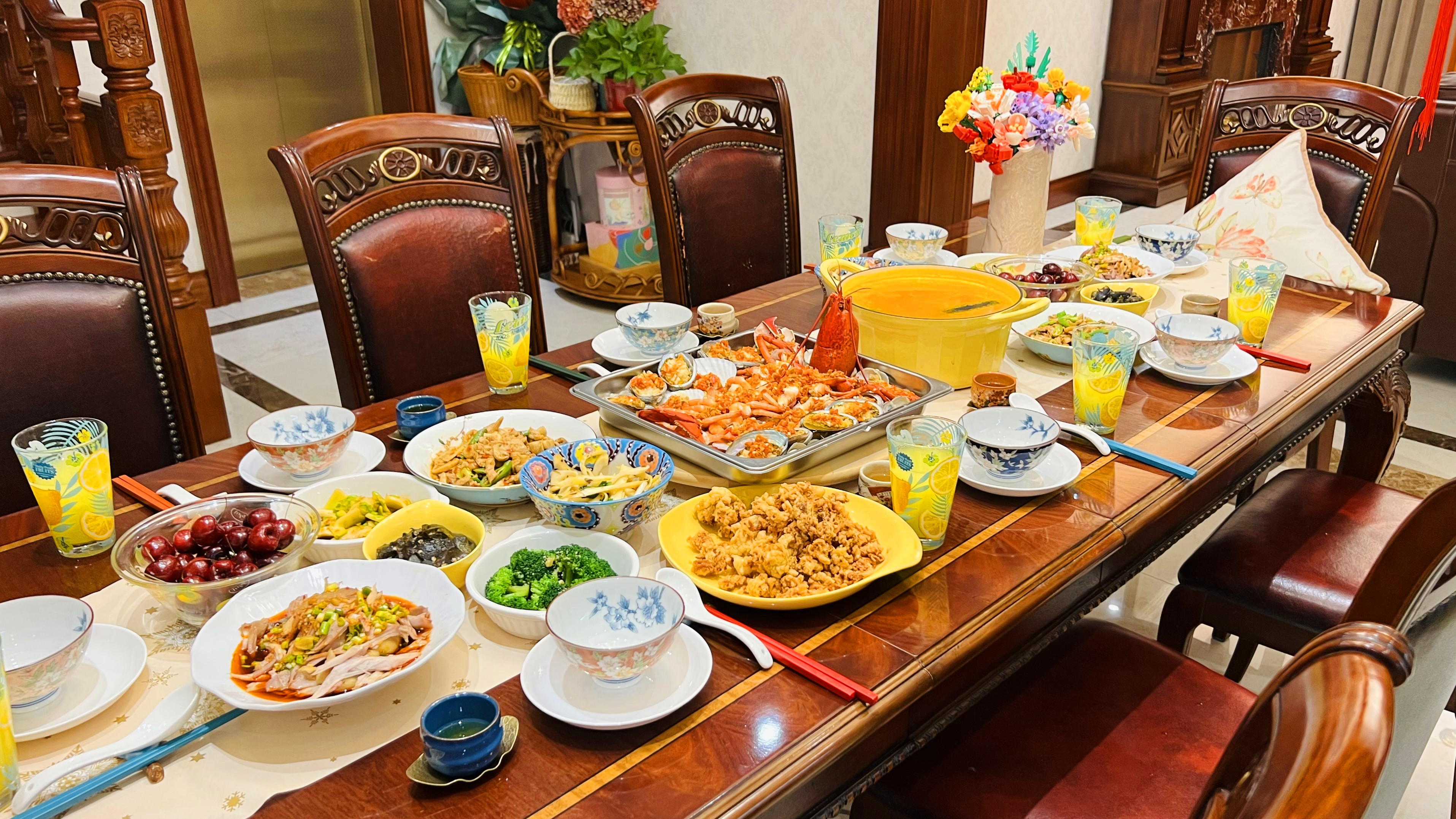 节日聚不停，邻居聚会做了海鲜大拼盘、野米海参粥，一共9个菜