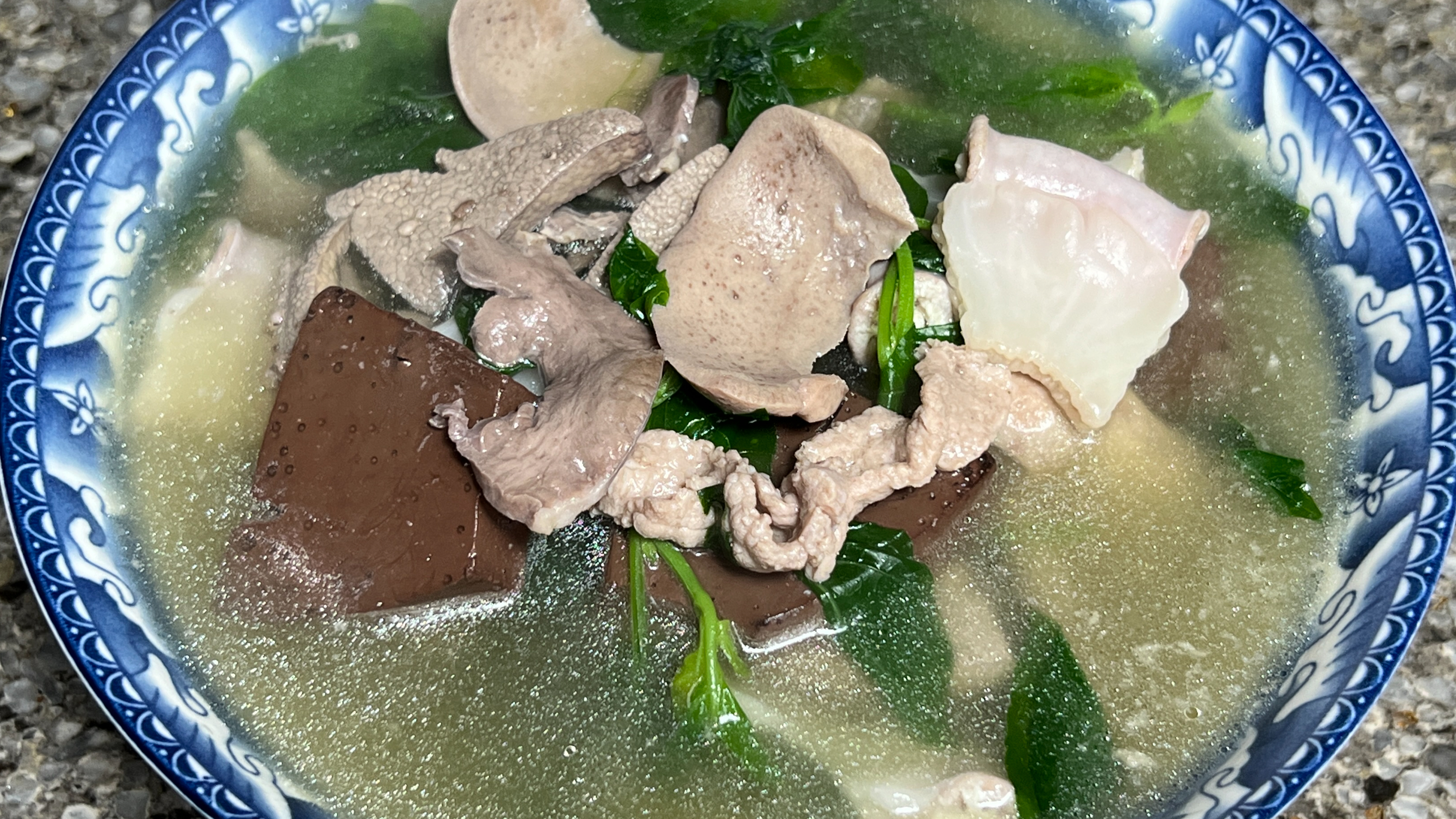 枸杞叶滚猪杂汤,汤鲜味美,清肝明目,做法简单又好吃