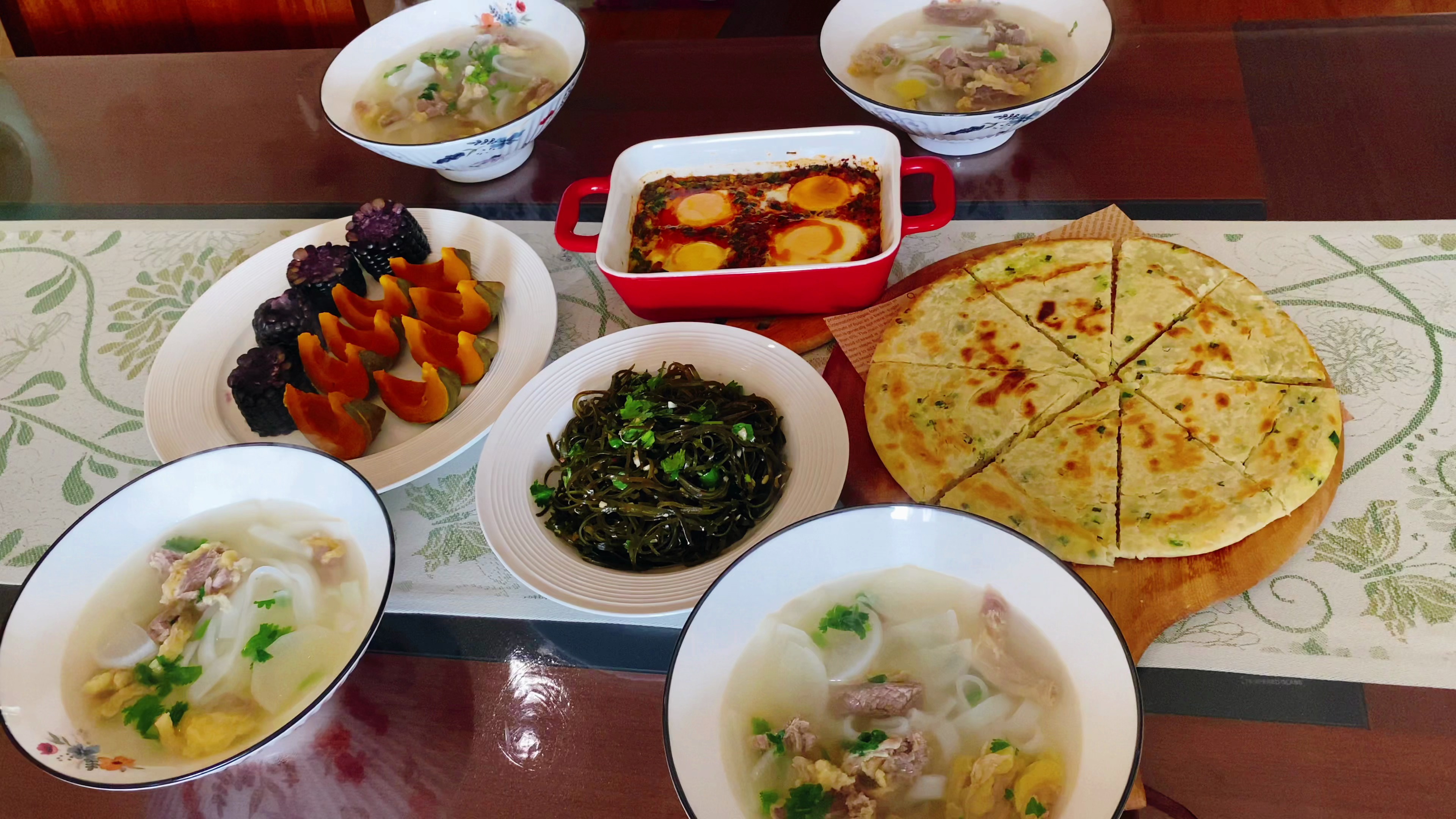 美好的一天从清汤牛肉河粉、葱花饼开始,今天的早餐孩子们很喜欢