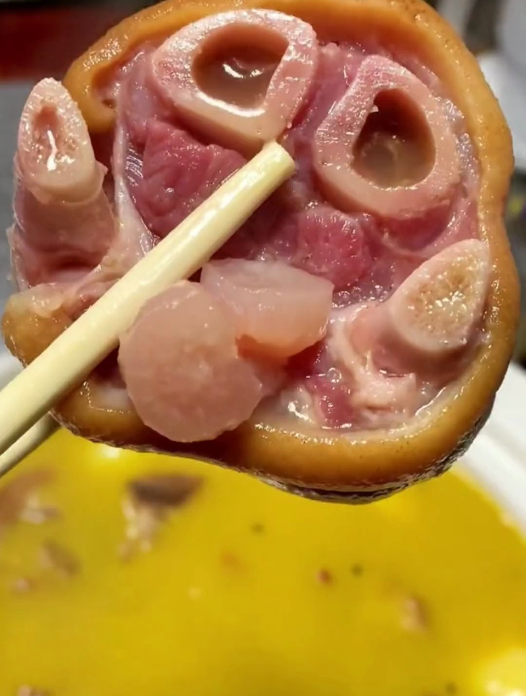 腊猪蹄炖土豆真的太好吃了,饭店一锅的钱可以在我们农村买好几只-度小