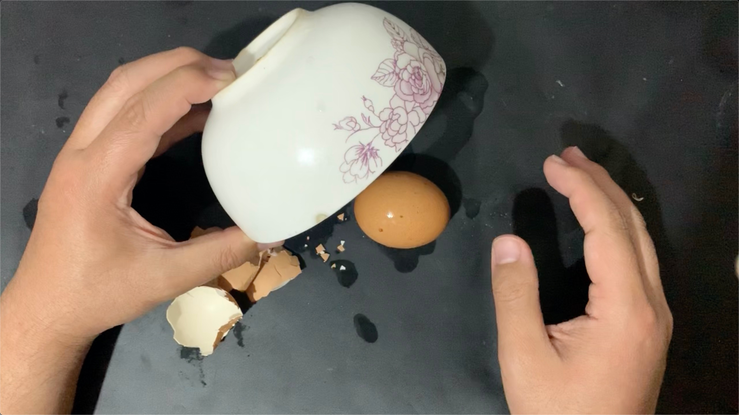 煮好的鸡蛋扣上一个碗,剥皮去壳太方便了,看完马上试一试